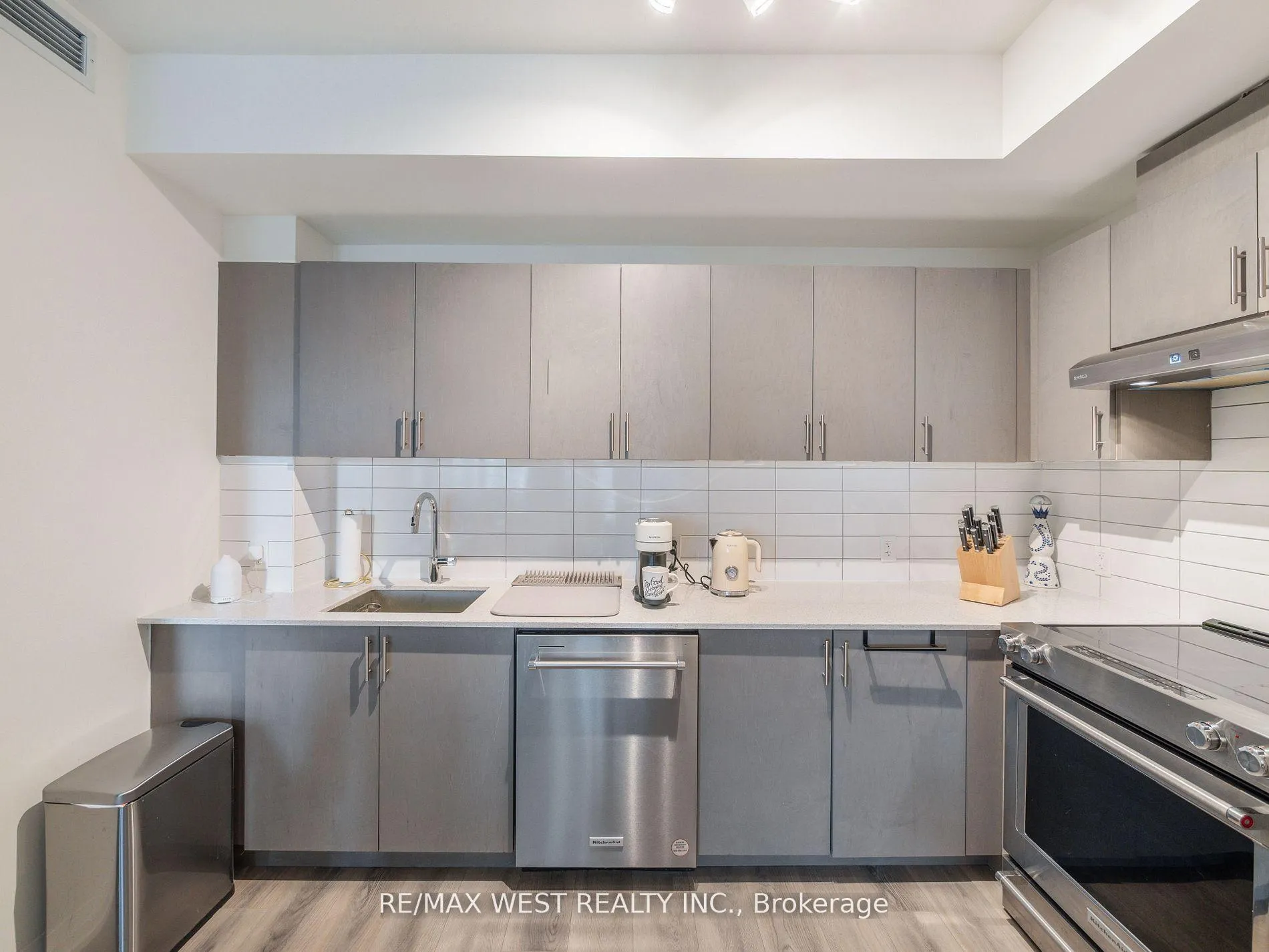 Photo 8 of Unit 411, 9000 Jane Street, Vaughan, Concord — HOMEH