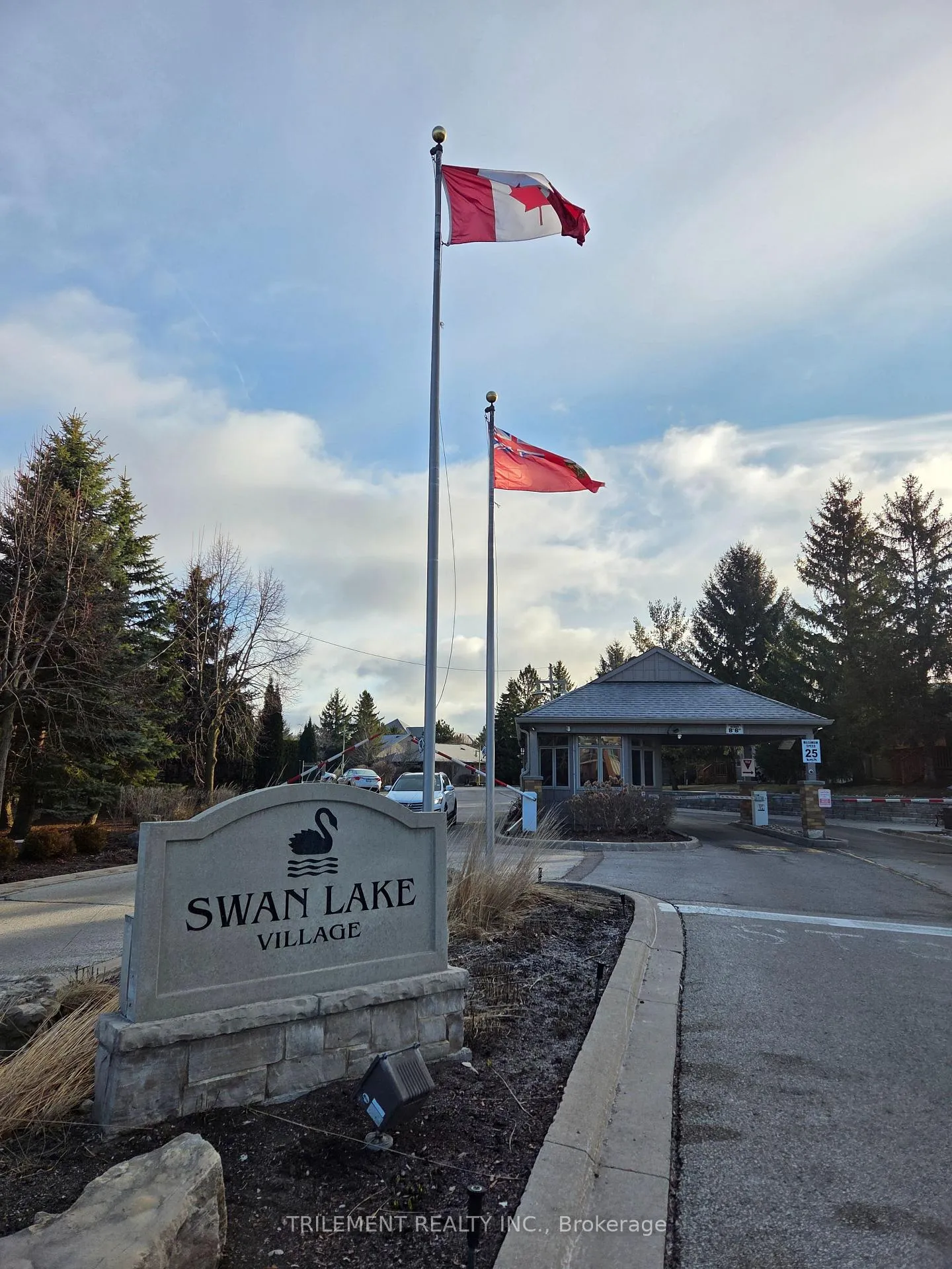 Photo 13 of 72 Louisbourg Way, Markham, Greensborough — HOMEH