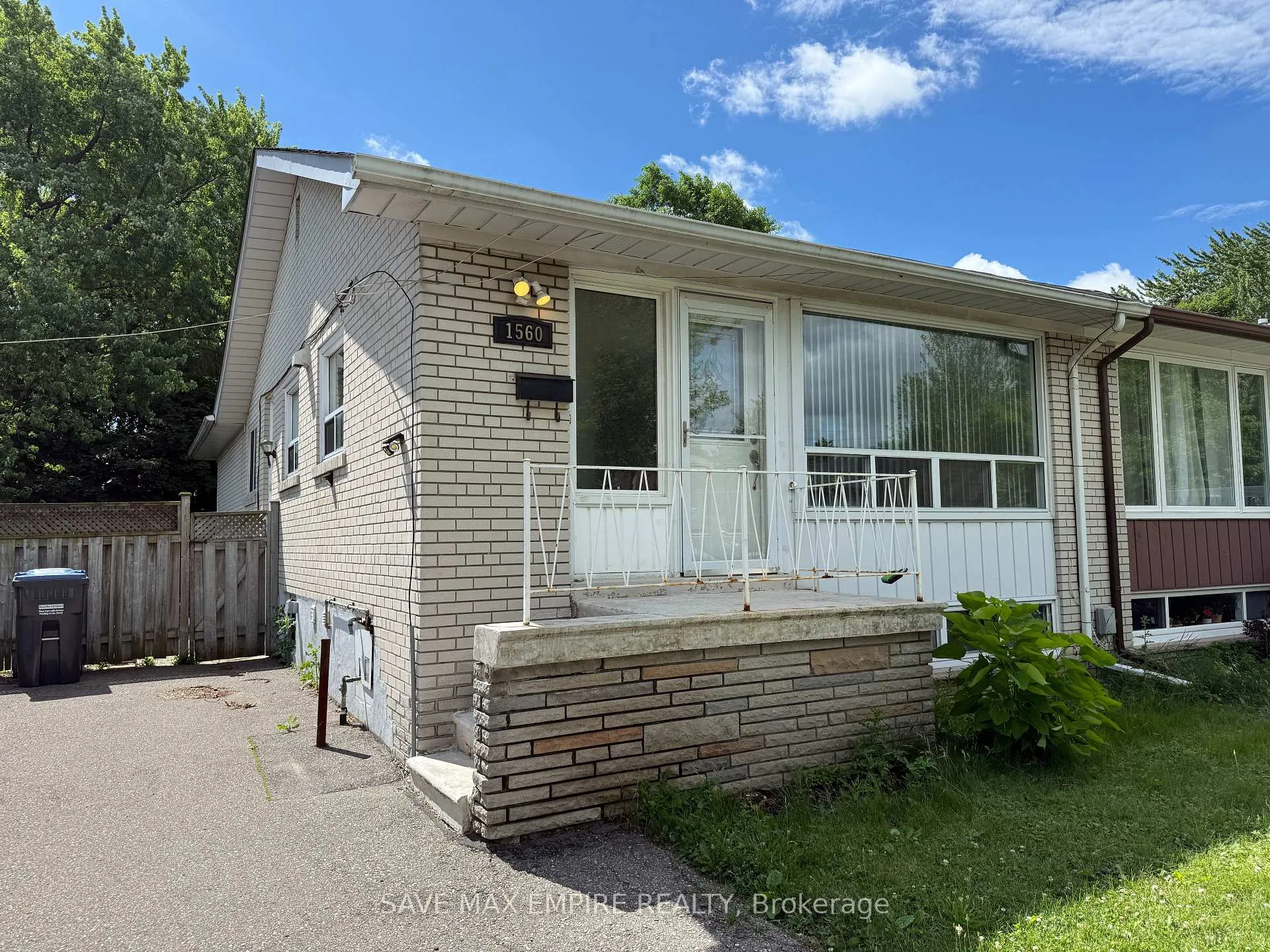 Front of 1560 Sandgate Crescent