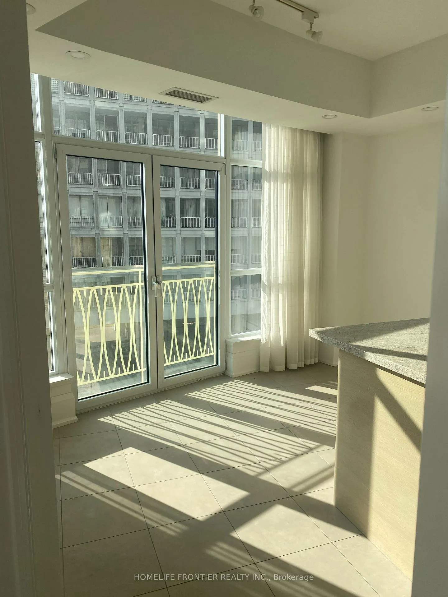 Photo 3 of Unit 402, 336 Spadina Road S, Toronto, Casa Loma — HOMEH