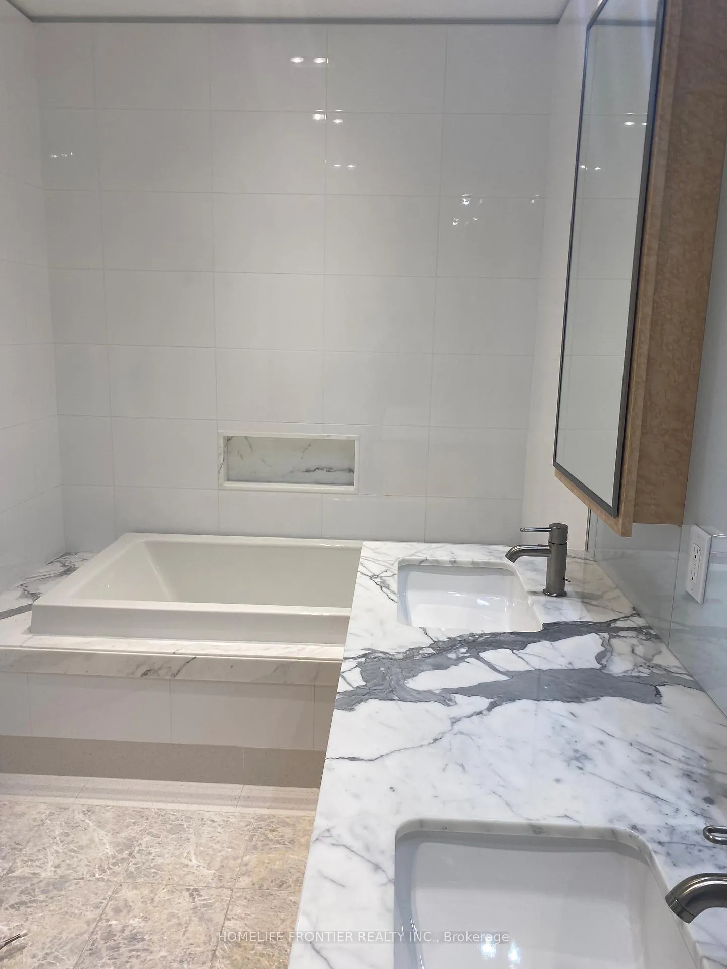 Photo 5 of Unit 402, 336 Spadina Road S, Toronto, Casa Loma — HOMEH