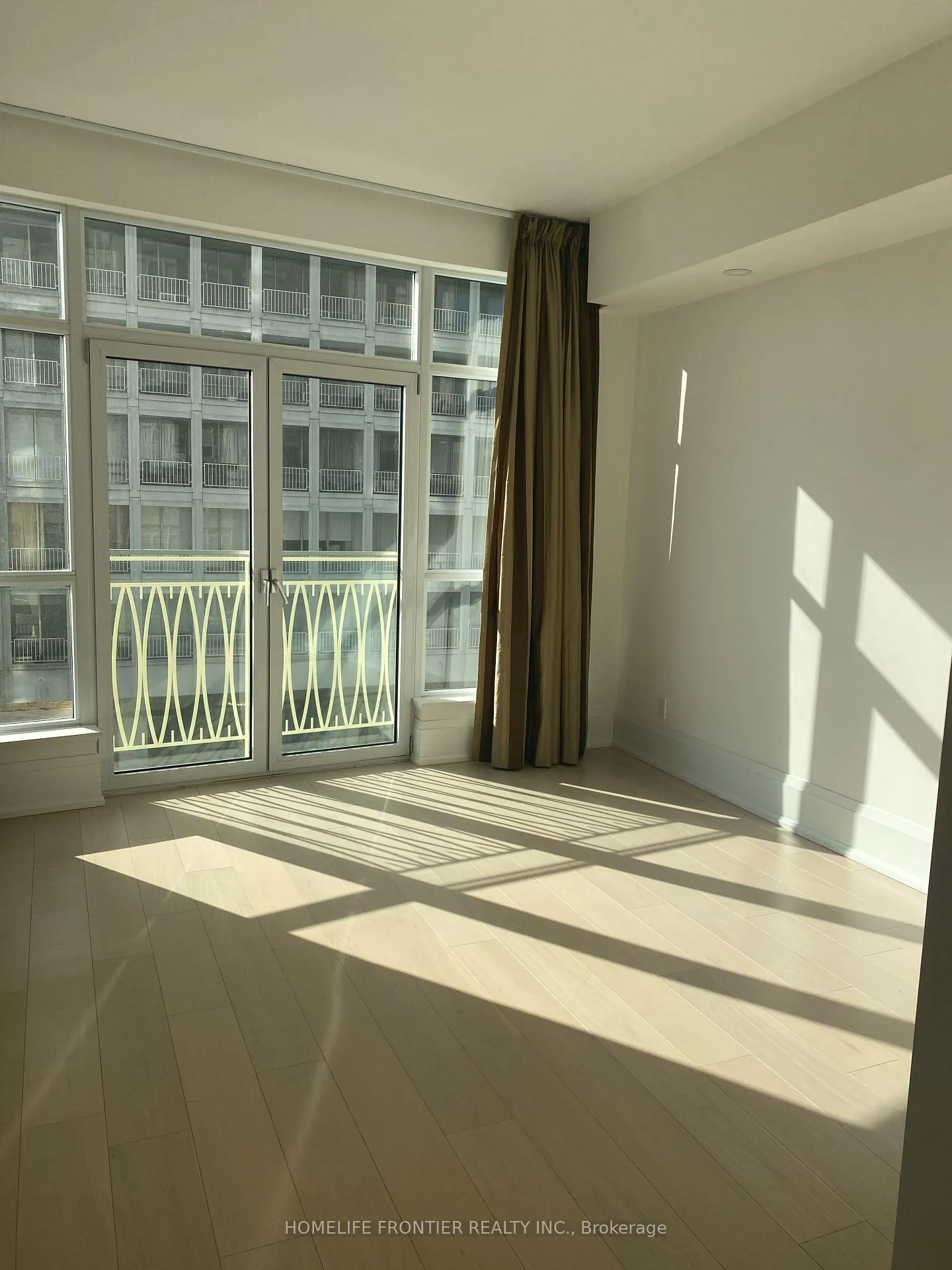 Photo 6 of Unit 402, 336 Spadina Road S, Toronto, Casa Loma — HOMEH