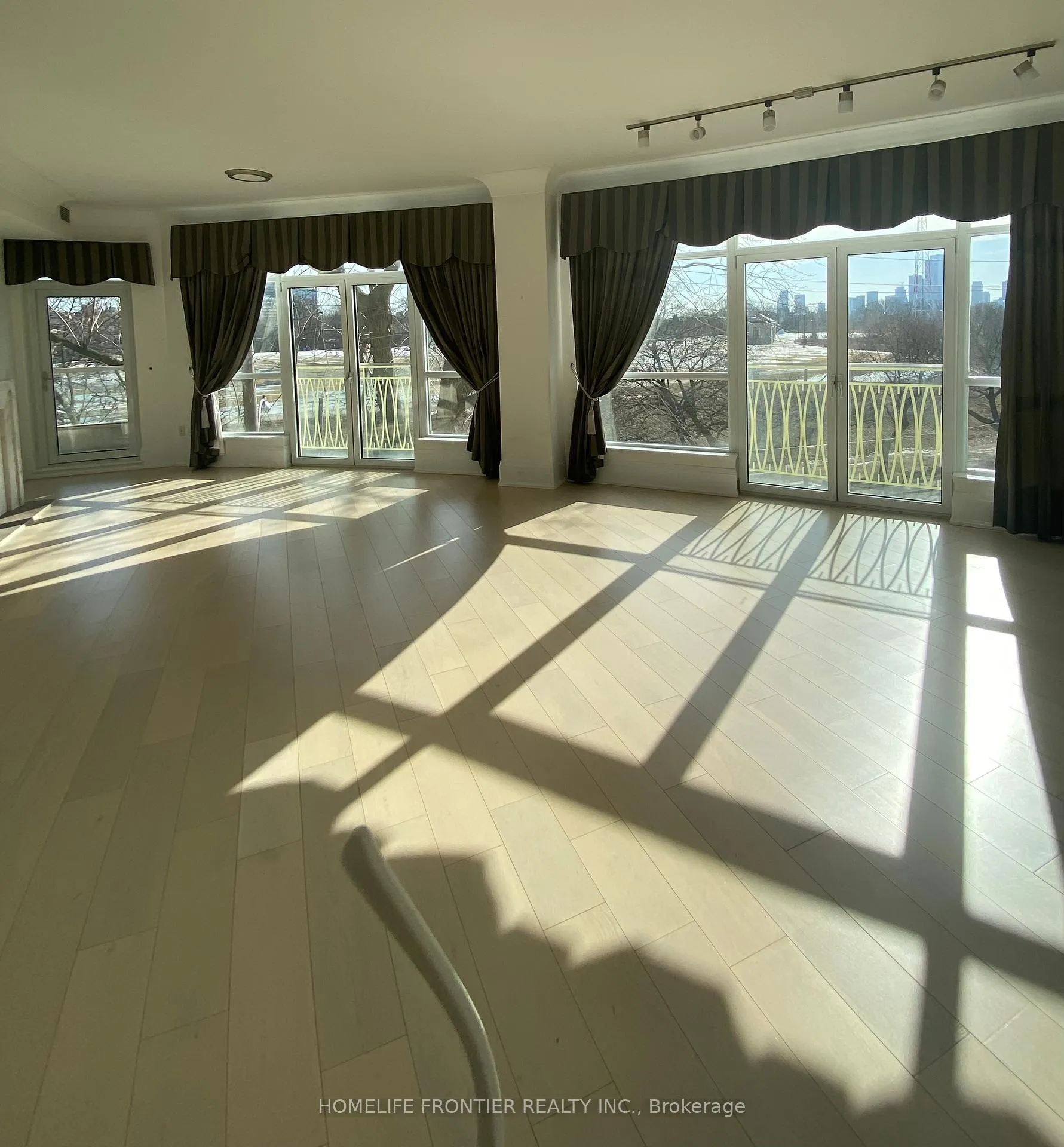 Photo 8 of Unit 402, 336 Spadina Road S, Toronto, Casa Loma — HOMEH