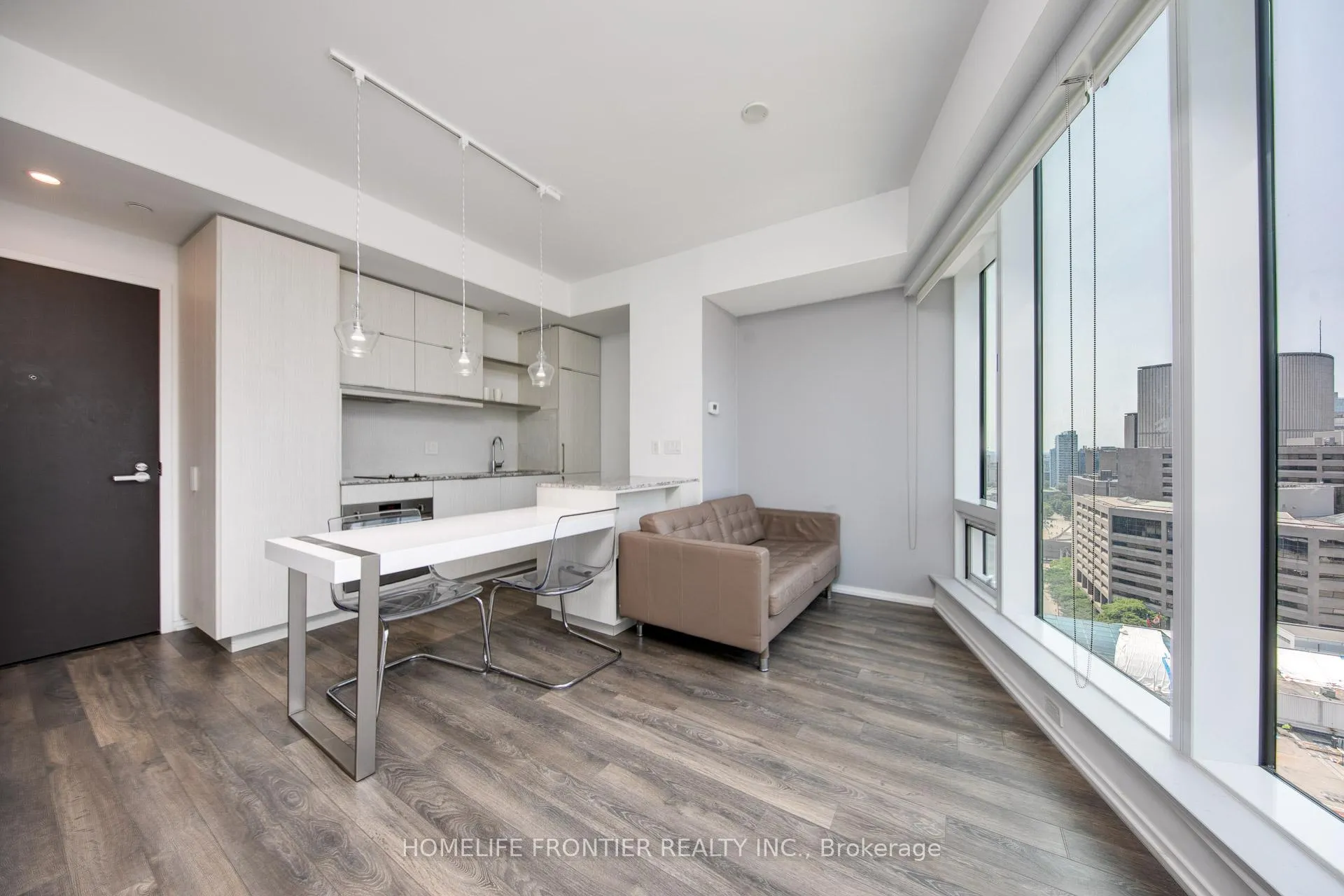 Front of Unit 1513, 197 Yonge Street