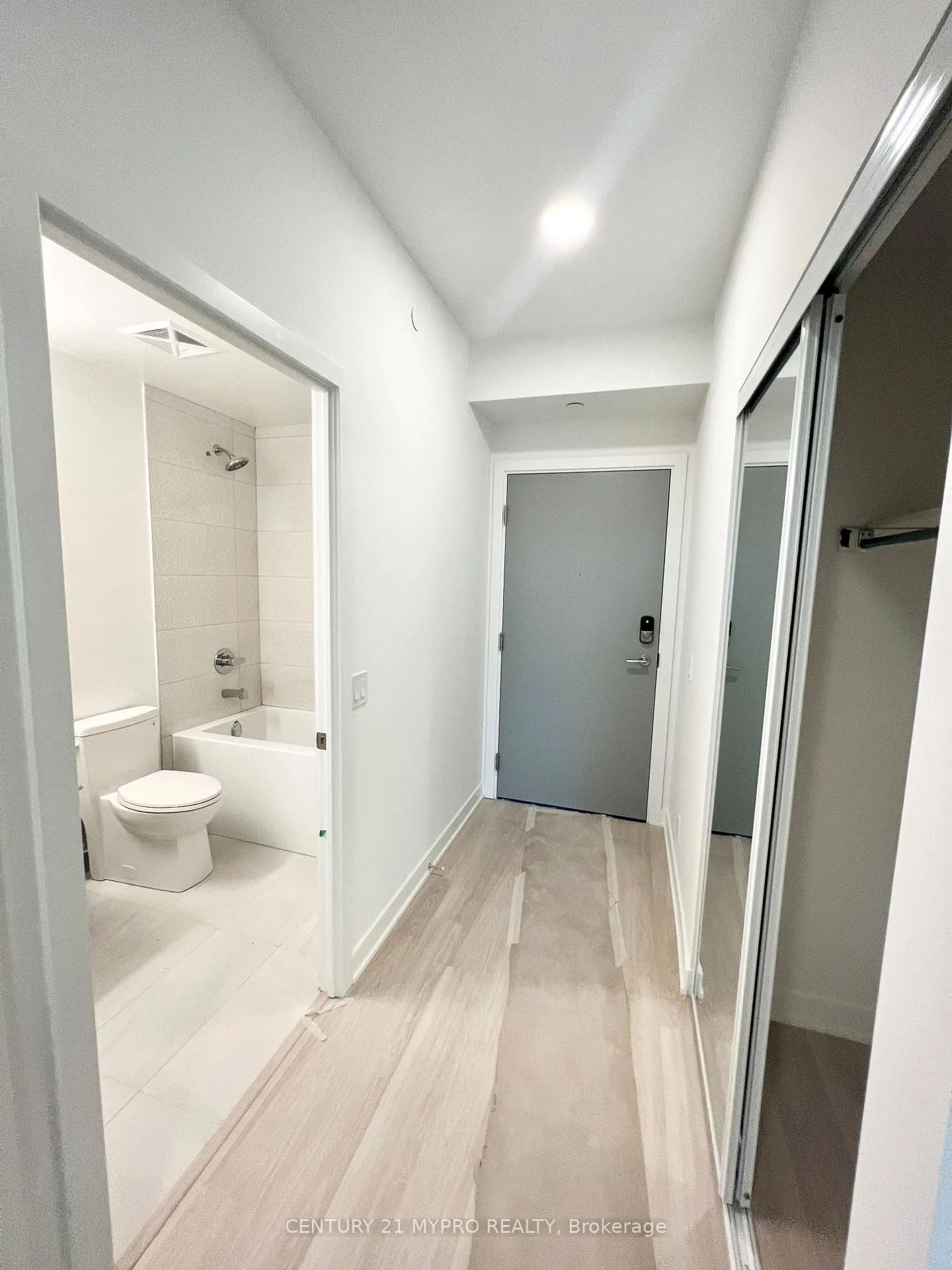 Photo 2 of Unit 804, 30 Upper Mall Way, Vaughan, Brownridge — HOMEH