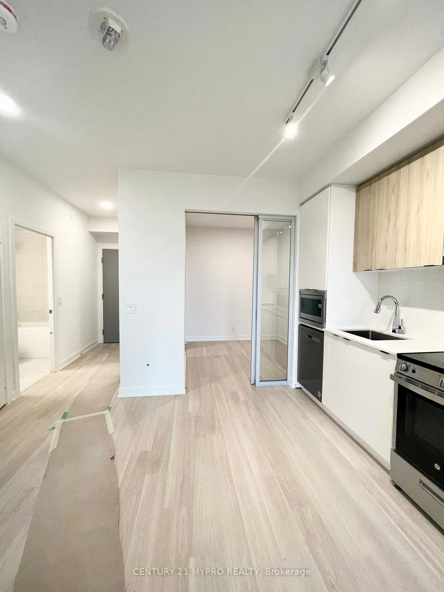 Photo 3 of Unit 804, 30 Upper Mall Way, Vaughan, Brownridge — HOMEH