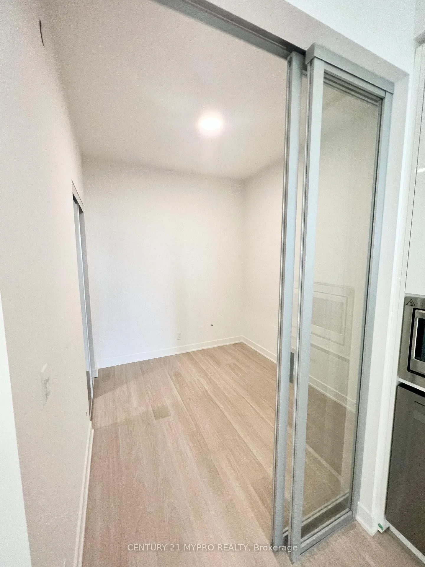 Photo 5 of Unit 804, 30 Upper Mall Way, Vaughan, Brownridge — HOMEH