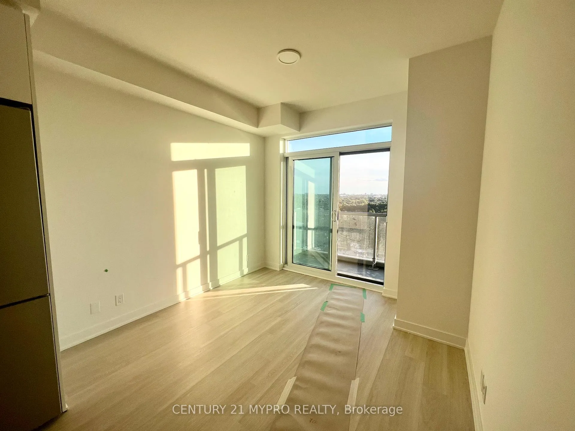 Photo 6 of Unit 804, 30 Upper Mall Way, Vaughan, Brownridge — HOMEH
