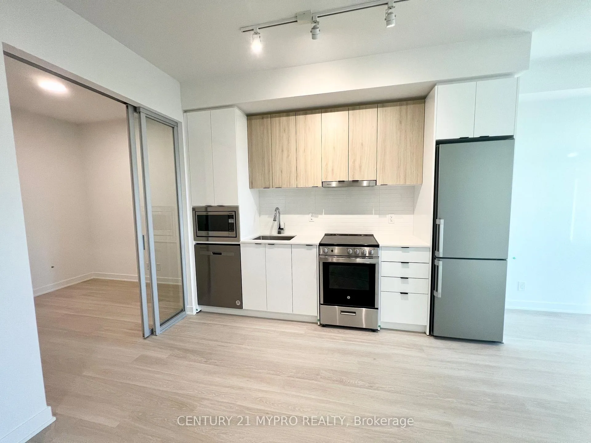 Photo 7 of Unit 804, 30 Upper Mall Way, Vaughan, Brownridge — HOMEH