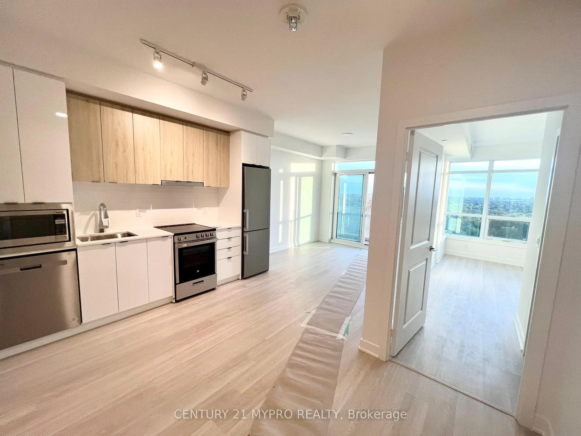 Photo 8 of Unit 804, 30 Upper Mall Way, Vaughan, Brownridge — HOMEH