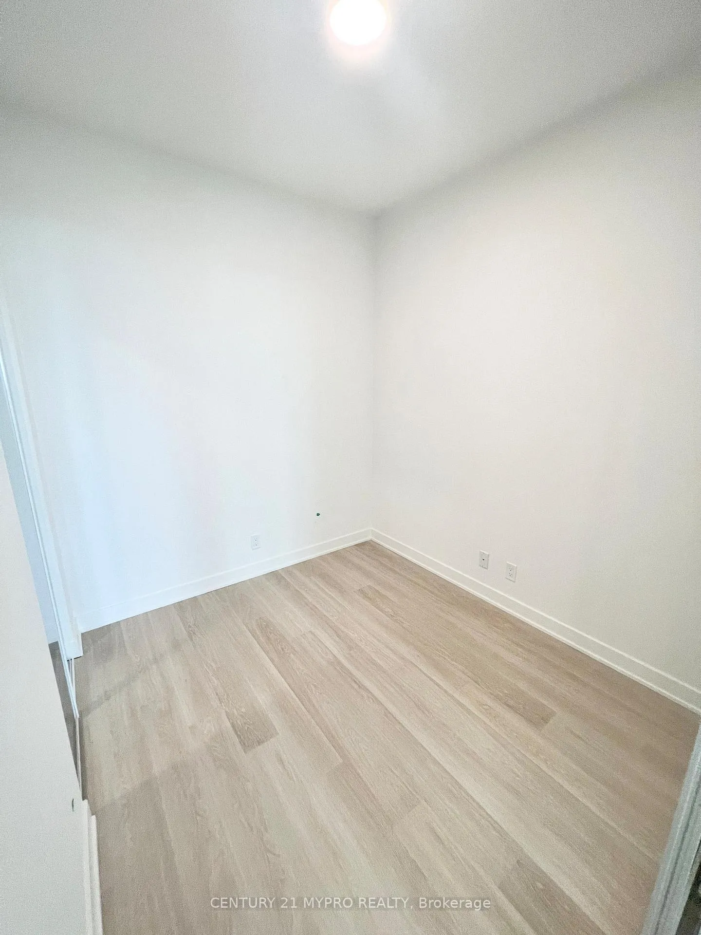 Photo 13 of Unit 804, 30 Upper Mall Way, Vaughan, Brownridge — HOMEH