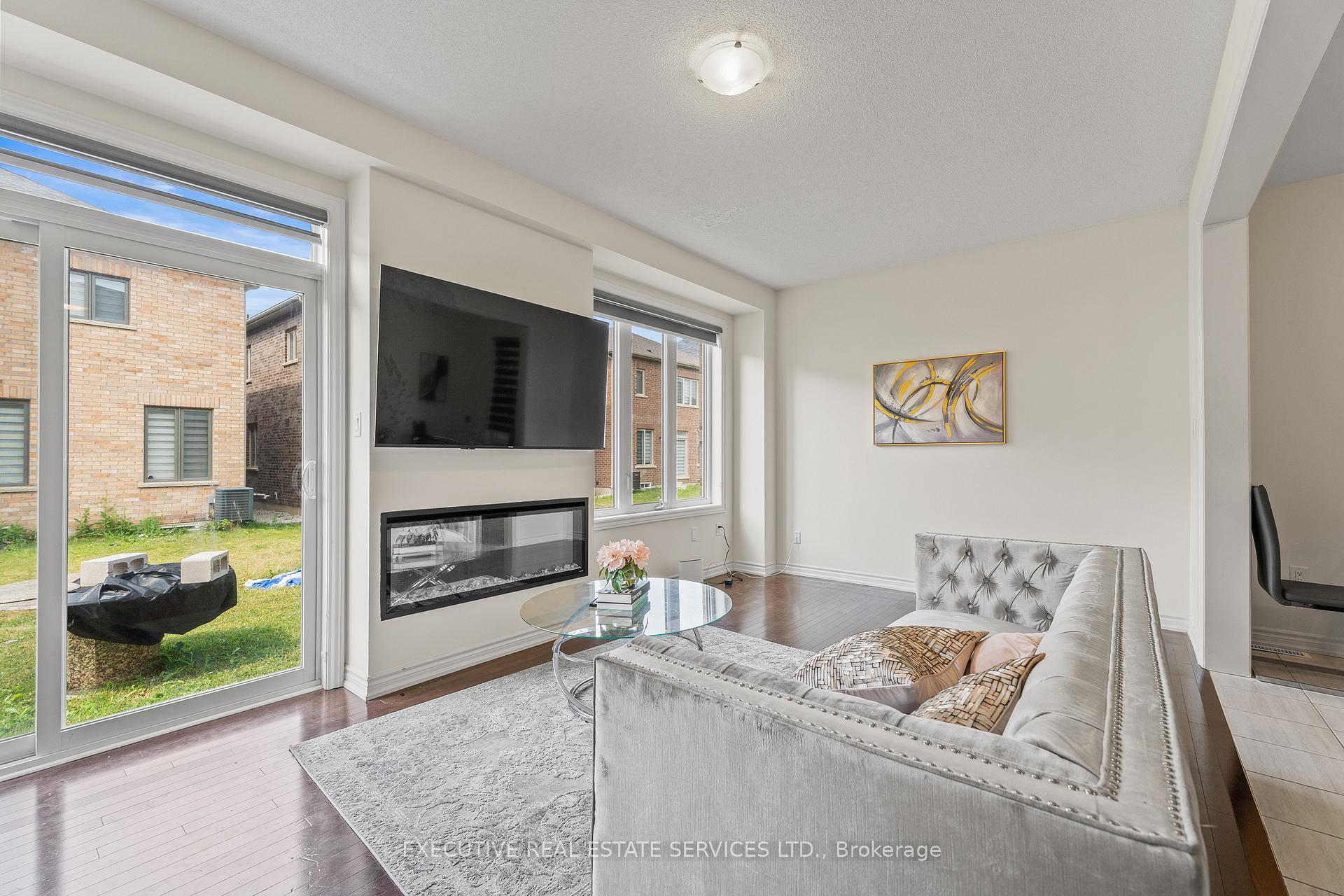 Photo 5 of 36 Truffle Court, Brampton, Northwest Brampton — HOMEH