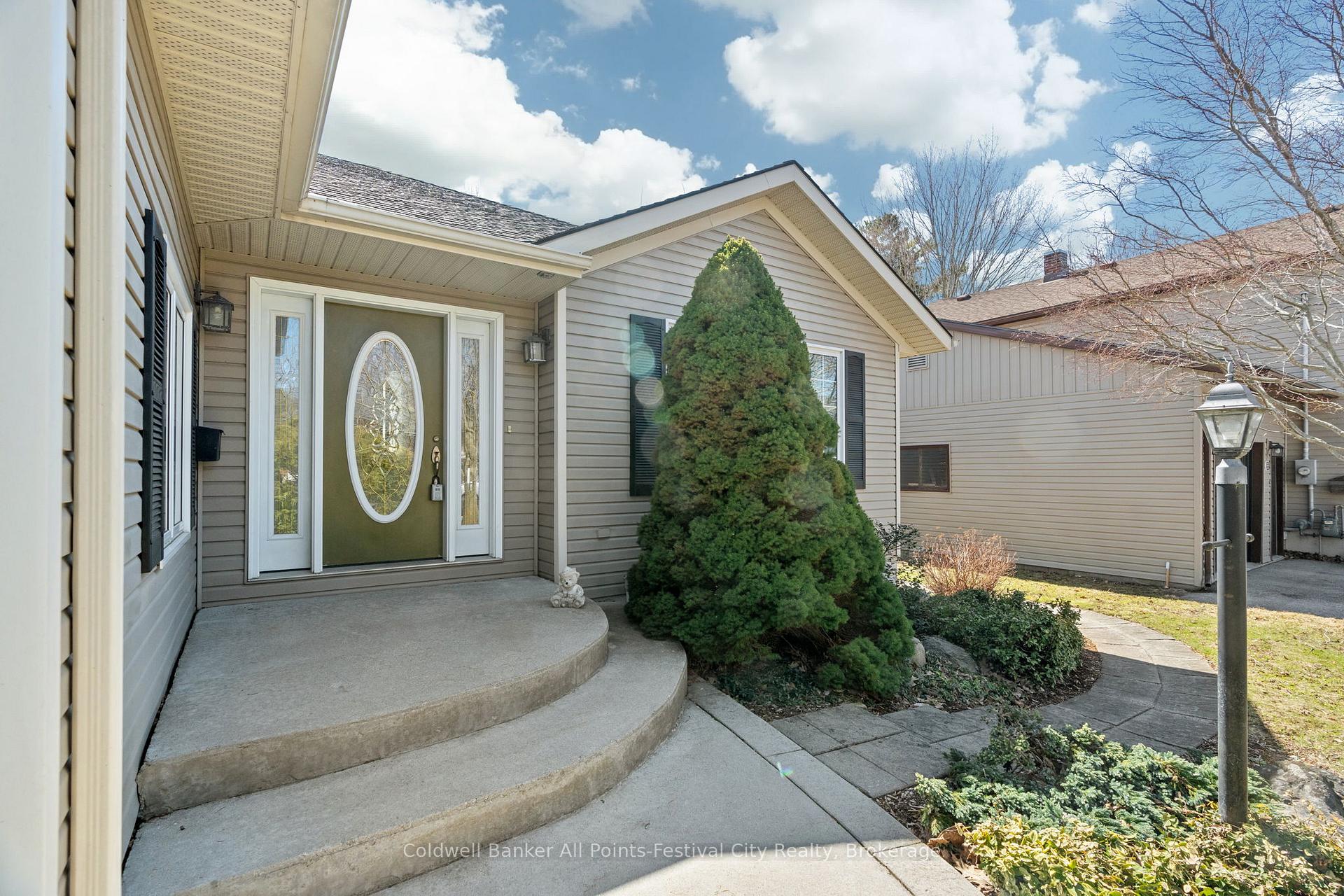 Photo 3 of 52 Napier Street, Goderich, Goderich (Town) — HOMEH