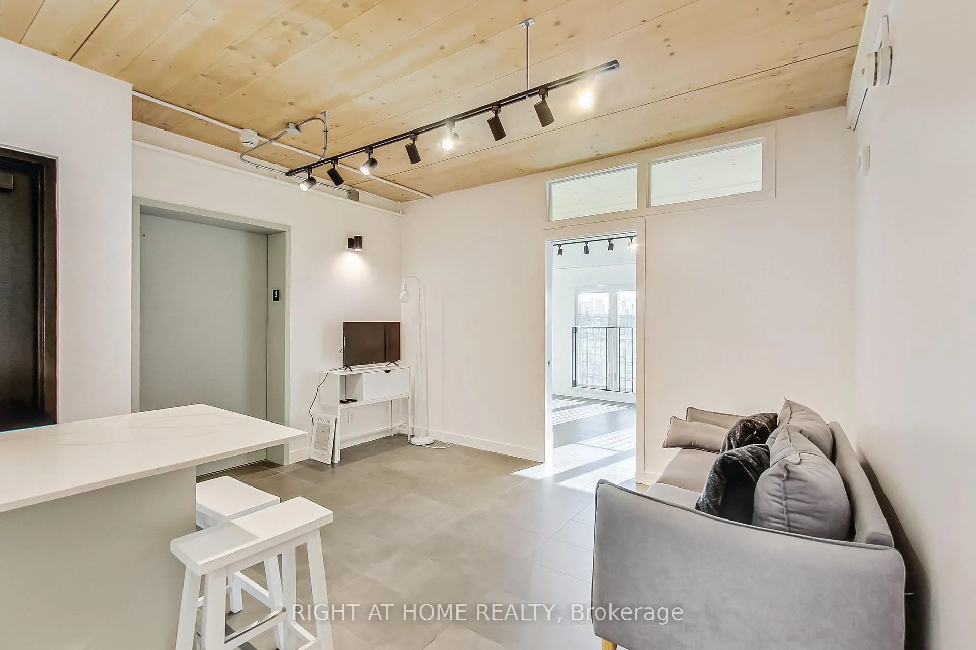 Photo 2 of Unit 301, 1602 Queen Street E, Toronto, The Beaches — HOMEH