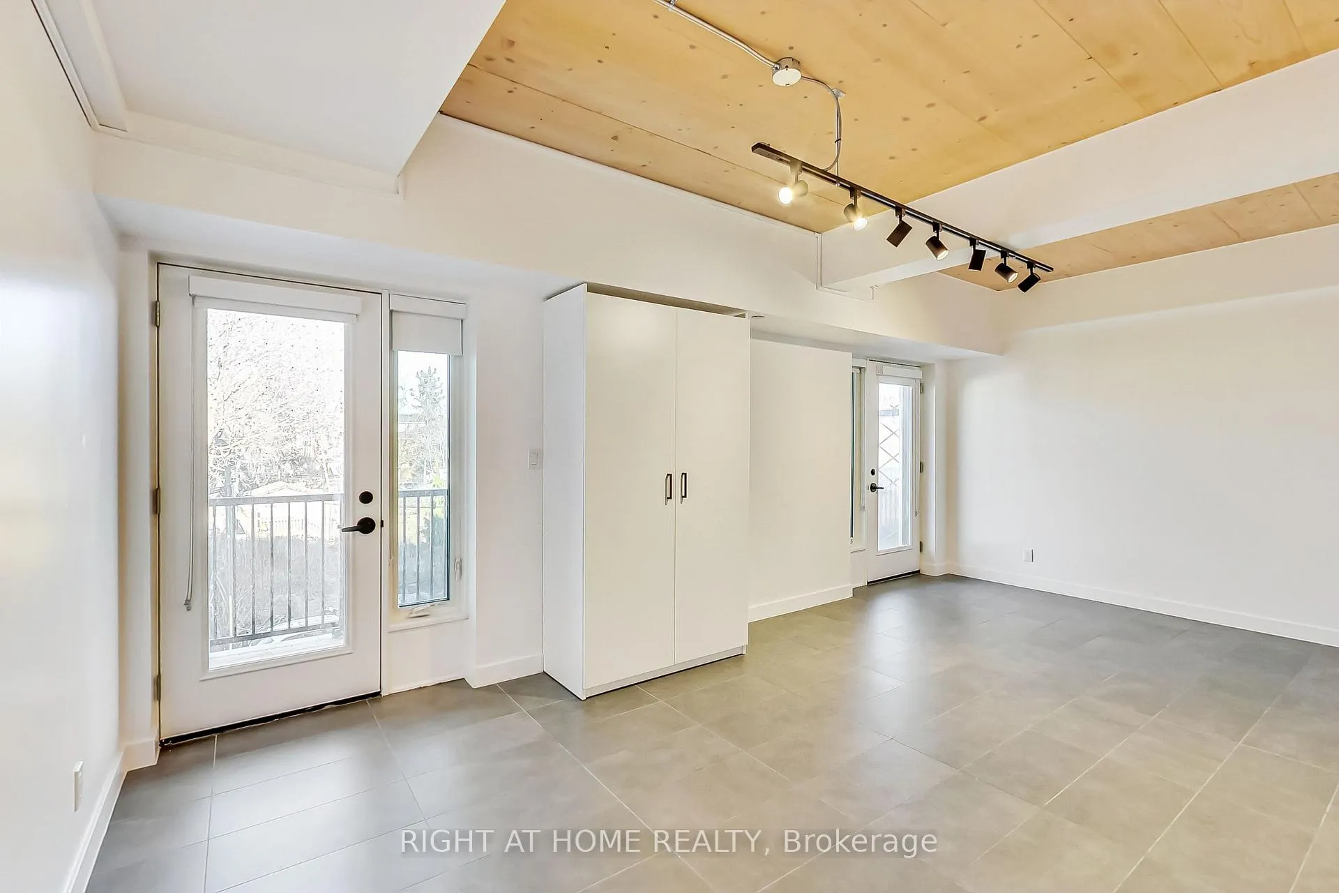 Photo 10 of Unit 301, 1602 Queen Street E, Toronto, The Beaches — HOMEH
