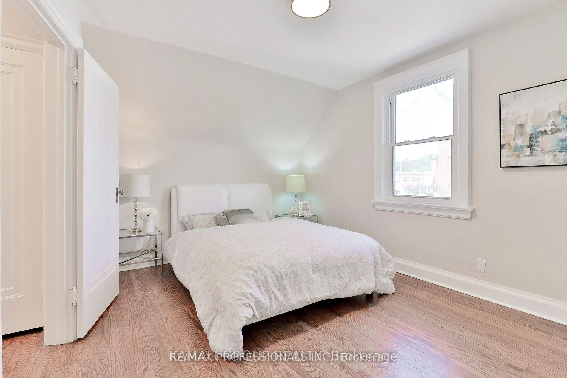 Photo 3 of 7 Elsfield Road, Etobicoke, Stonegate-Queensway — HOMEH