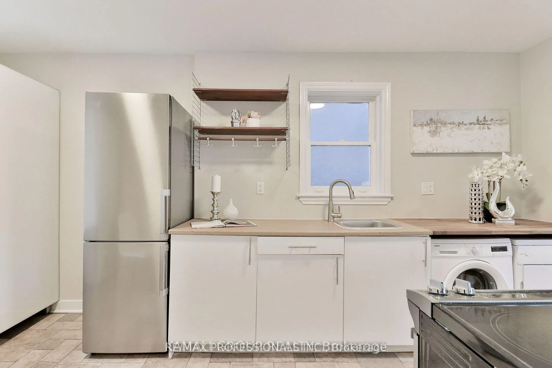 Photo 4 of 7 Elsfield Road, Etobicoke, Stonegate-Queensway — HOMEH