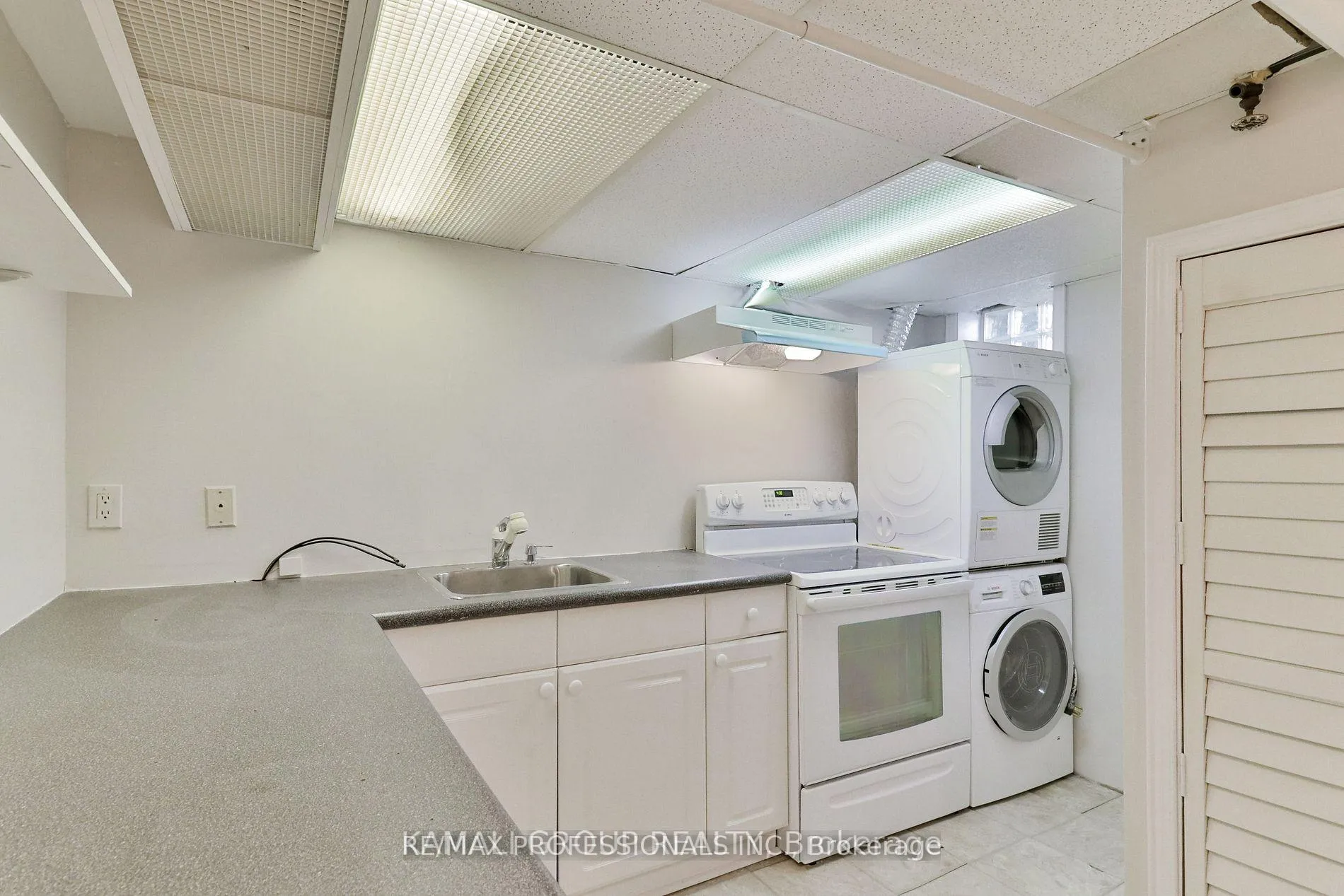 Photo 34 of 7 Elsfield Road, Etobicoke, Stonegate-Queensway — HOMEH