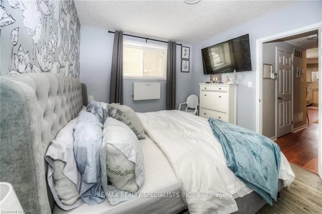 Photo 5 of Unit D, 246 Westmeadow Drive, Kitchener — HOMEH