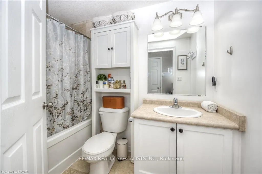 Photo 7 of Unit D, 246 Westmeadow Drive, Kitchener — HOMEH