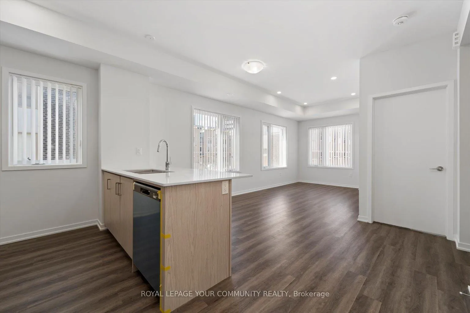 Photo 3 of Unit TH300, 250 Interchange Way, Vaughan, Concord — HOMEH