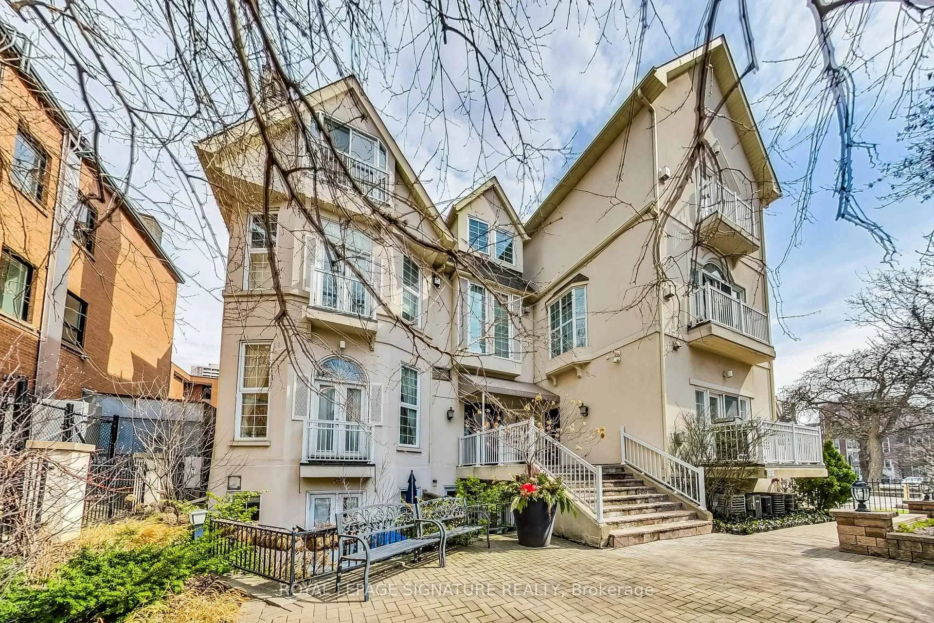 Front of Unit M11, 539 Jarvis Street