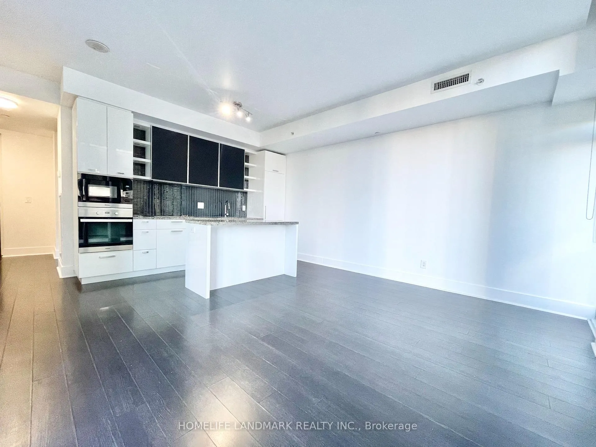 Photo 3 of Unit 402, 32 Davenport Road, Toronto, The Annex — HOMEH