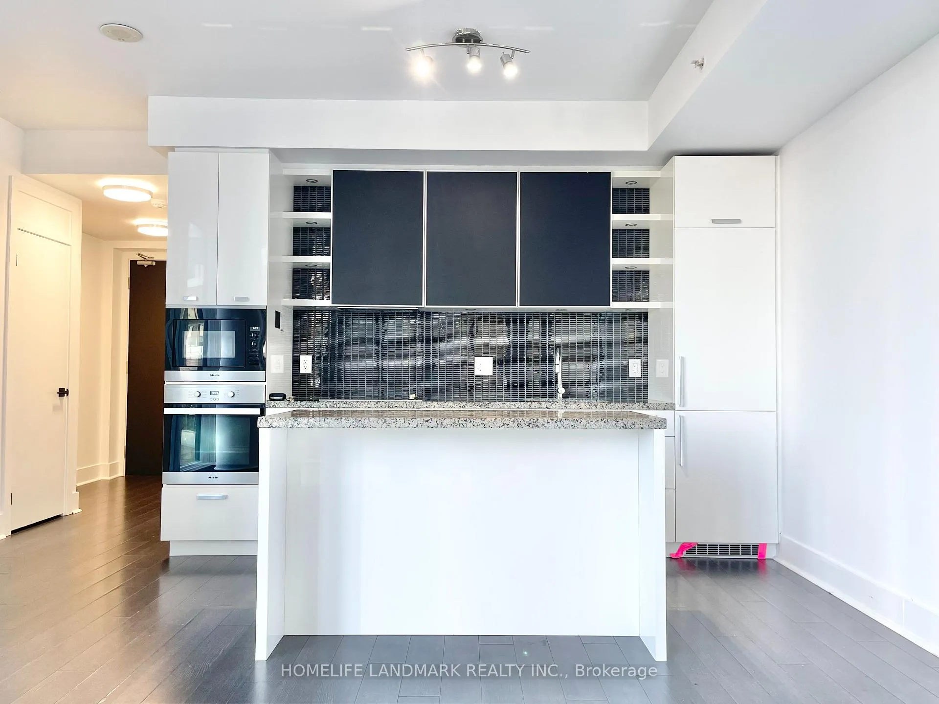 Photo 4 of Unit 402, 32 Davenport Road, Toronto, The Annex — HOMEH