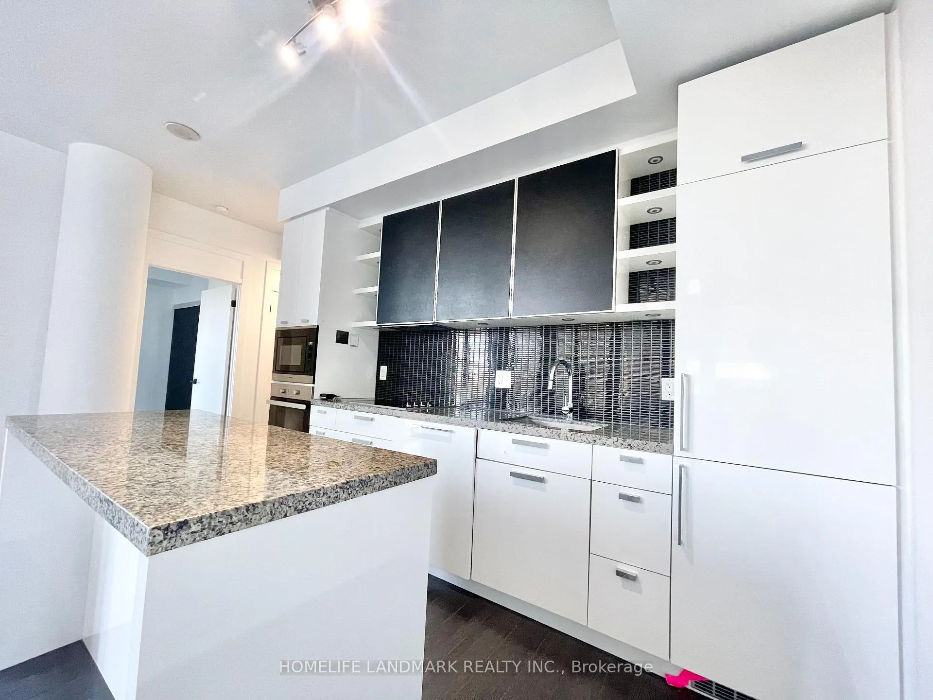 Photo 5 of Unit 402, 32 Davenport Road, Toronto, The Annex — HOMEH