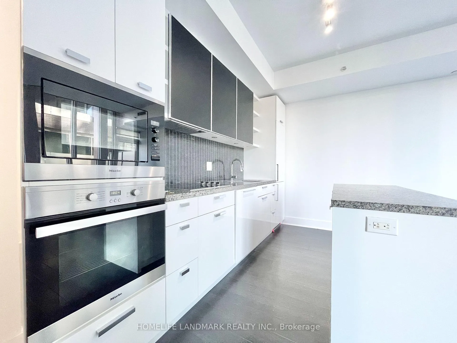 Photo 6 of Unit 402, 32 Davenport Road, Toronto, The Annex — HOMEH