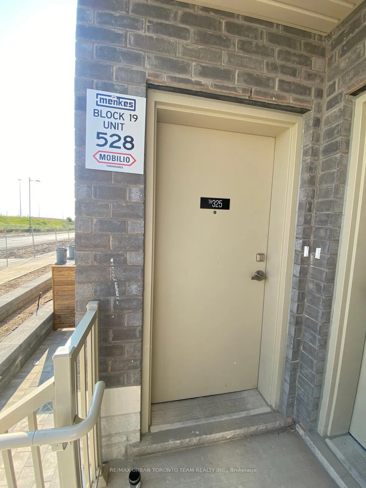 Photo 3 of Unit 325, 130 Honeycrisp Crescent, Vaughan, Vaughan Corporate Centre — HOMEH