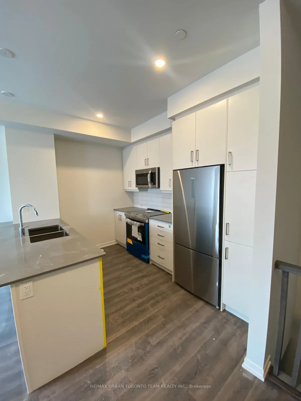 Photo 4 of Unit 325, 130 Honeycrisp Crescent, Vaughan, Vaughan Corporate Centre — HOMEH