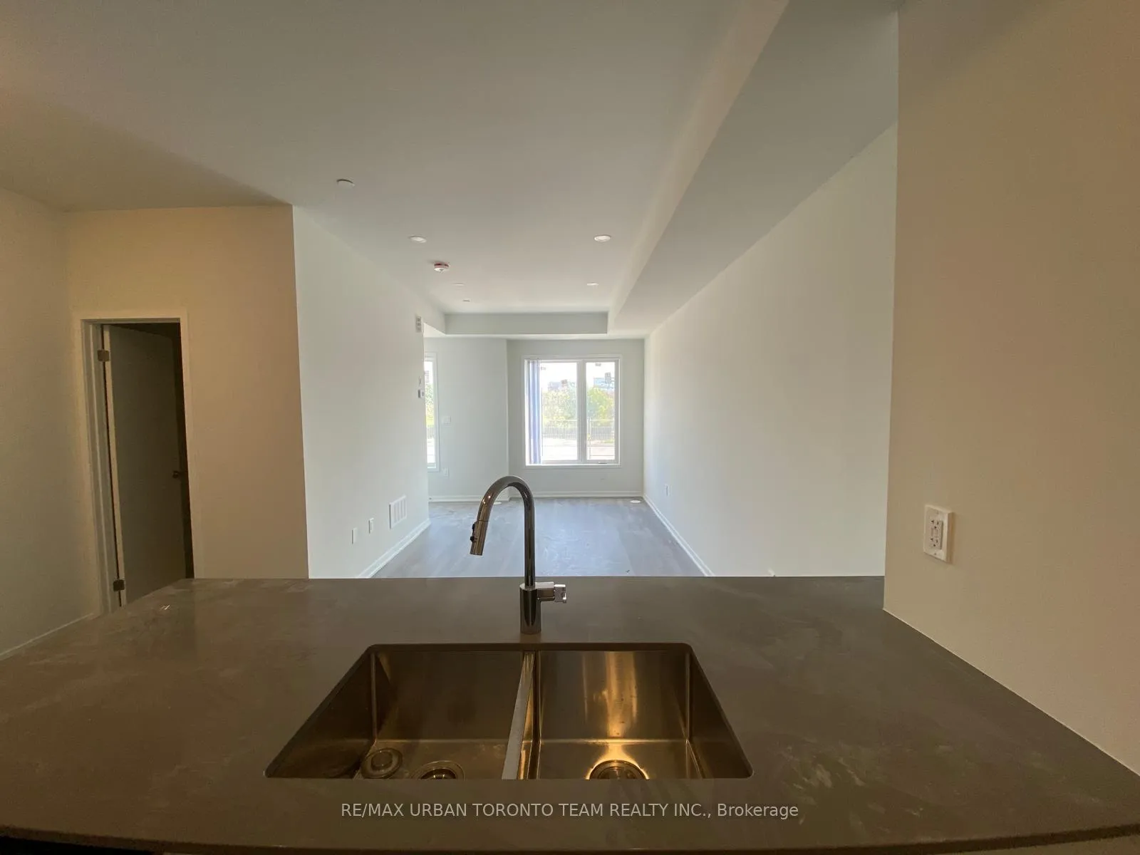 Photo 5 of Unit 325, 130 Honeycrisp Crescent, Vaughan, Vaughan Corporate Centre — HOMEH