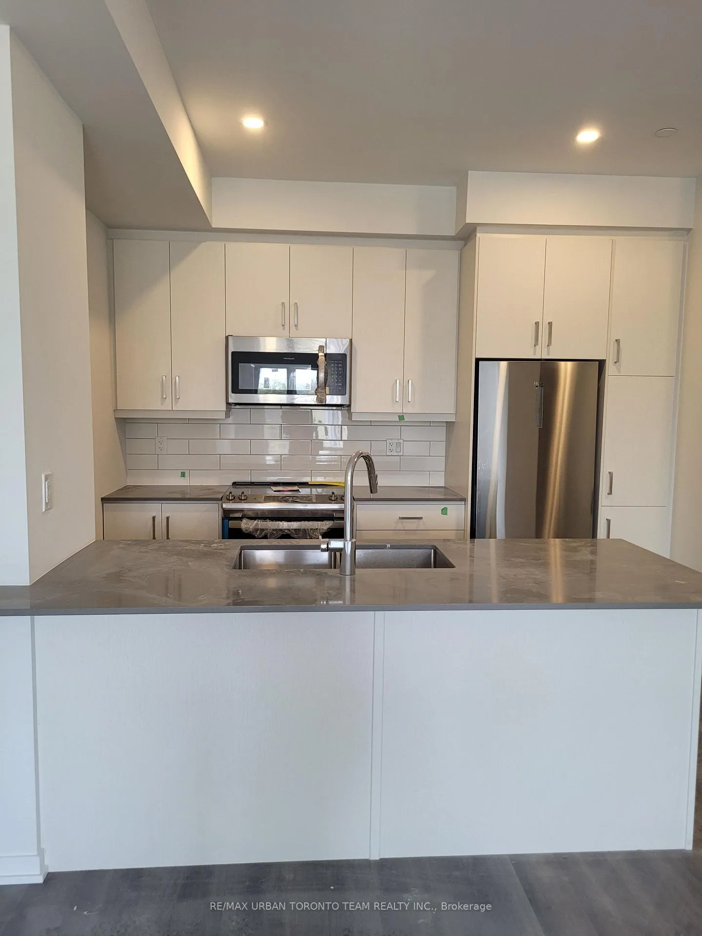 Photo 7 of Unit 325, 130 Honeycrisp Crescent, Vaughan, Vaughan Corporate Centre — HOMEH