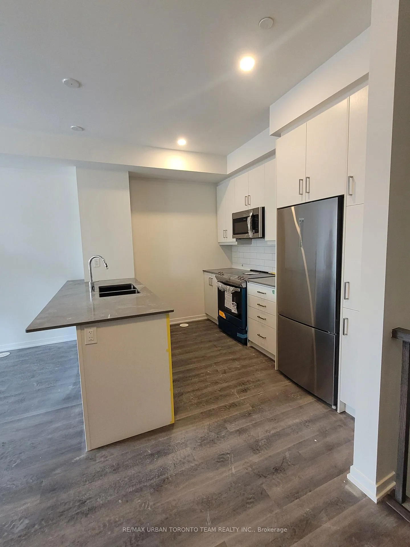 Photo 8 of Unit 325, 130 Honeycrisp Crescent, Vaughan, Vaughan Corporate Centre — HOMEH