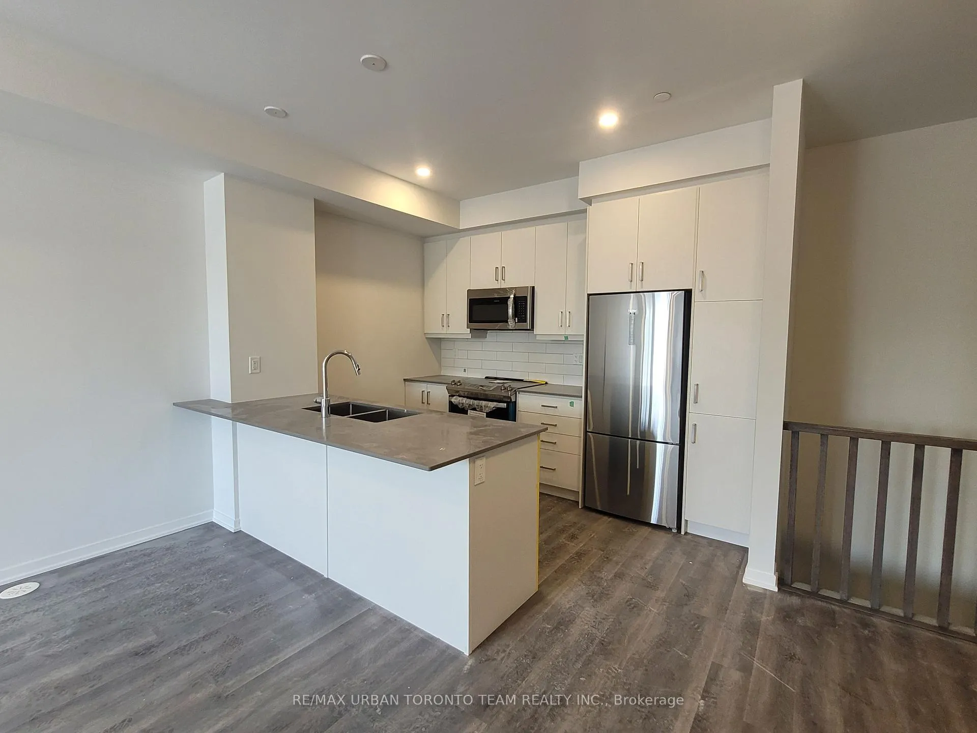 Photo 9 of Unit 325, 130 Honeycrisp Crescent, Vaughan, Vaughan Corporate Centre — HOMEH
