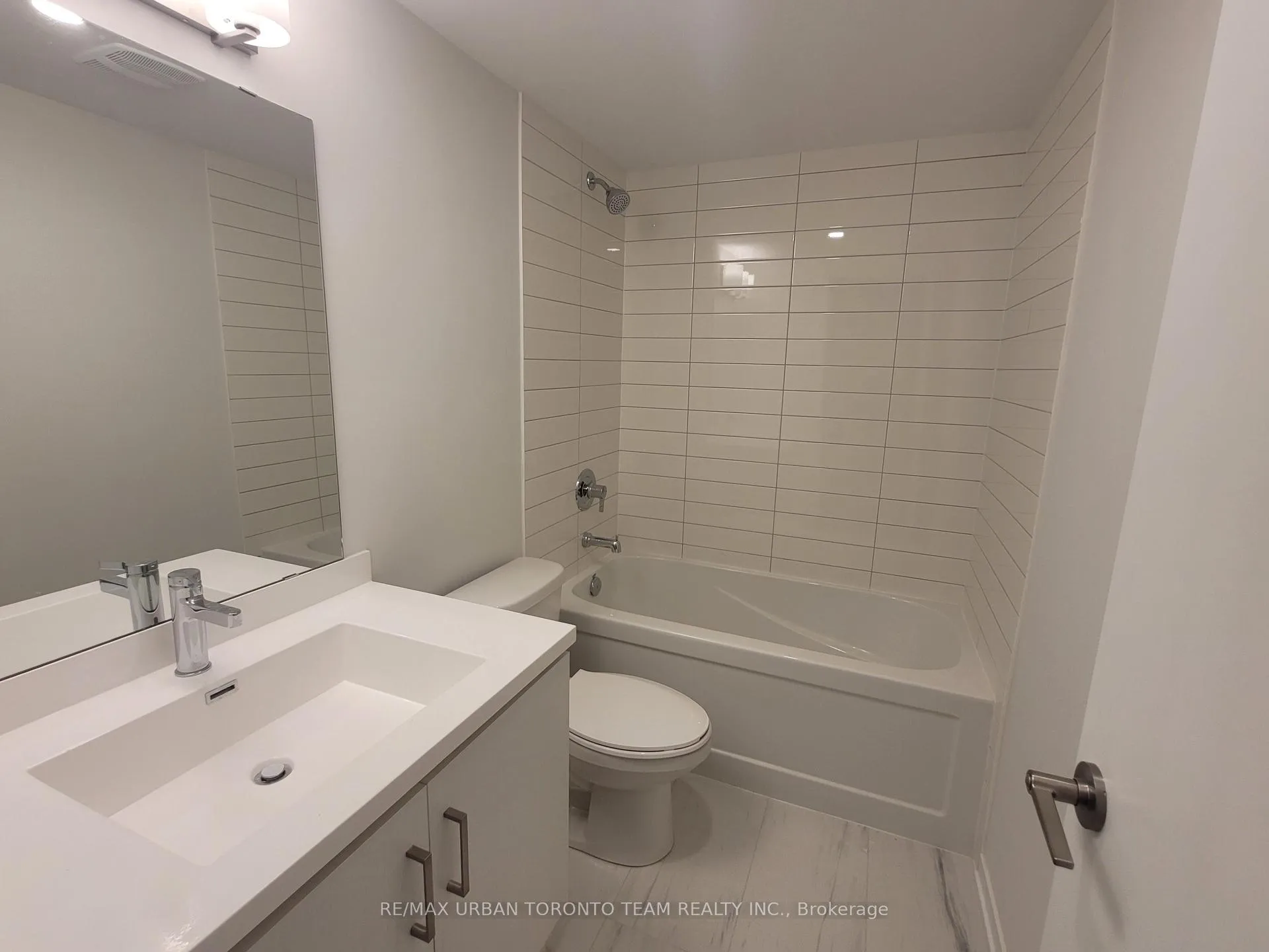 Photo 12 of Unit 325, 130 Honeycrisp Crescent, Vaughan, Vaughan Corporate Centre — HOMEH