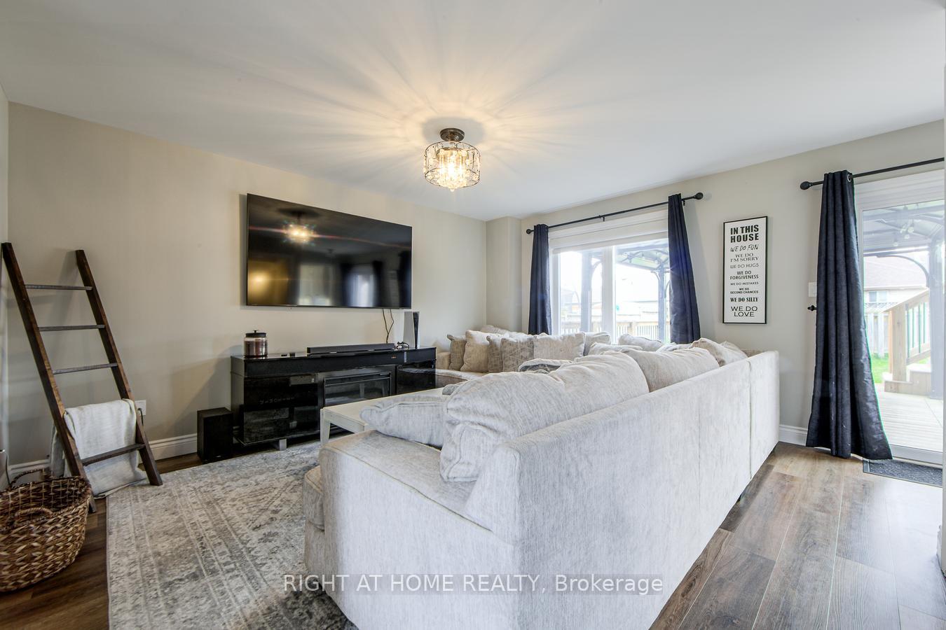 Photo 8 of 34 Lang Drive, Barrie, 400 West — HOMEH