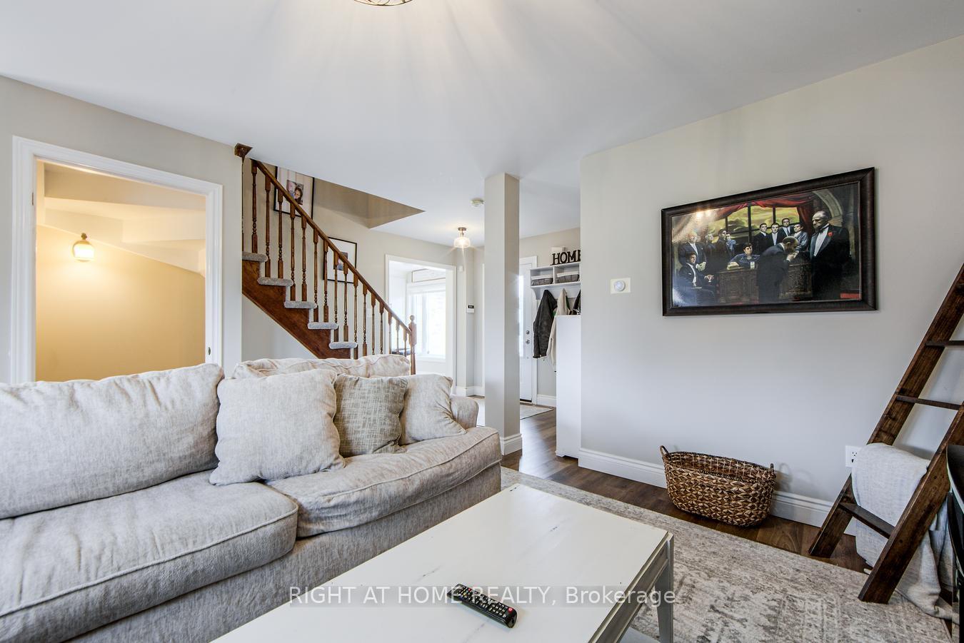 Photo 10 of 34 Lang Drive, Barrie, 400 West — HOMEH