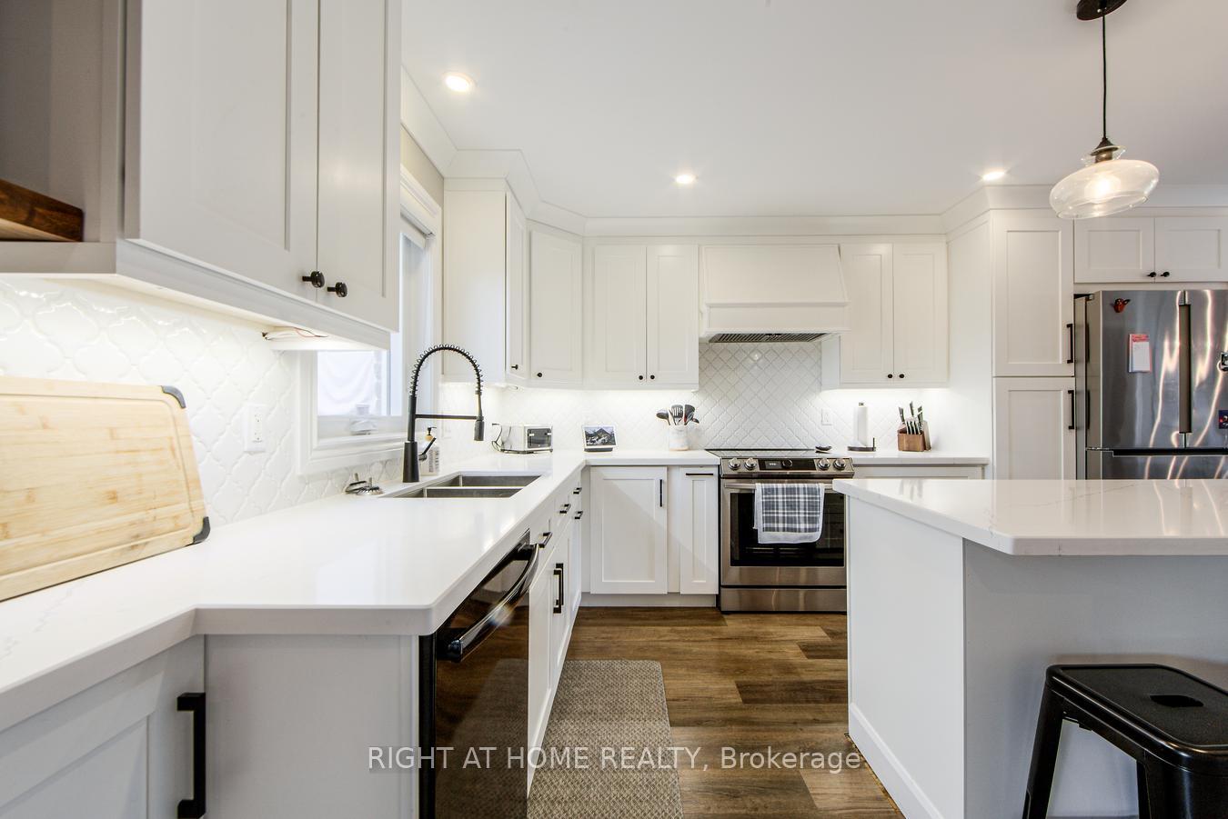 Photo 13 of 34 Lang Drive, Barrie, 400 West — HOMEH