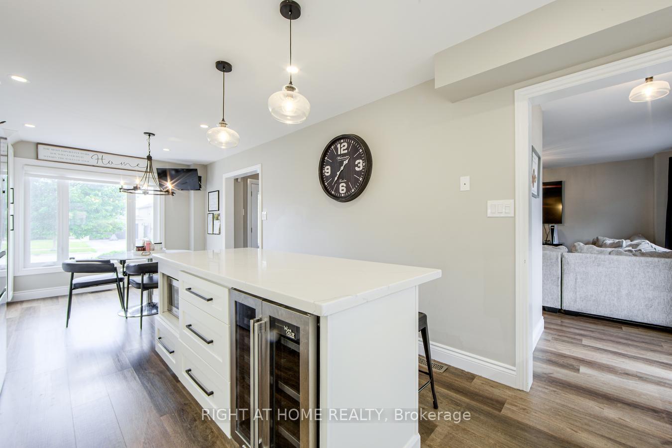 Photo 15 of 34 Lang Drive, Barrie, 400 West — HOMEH
