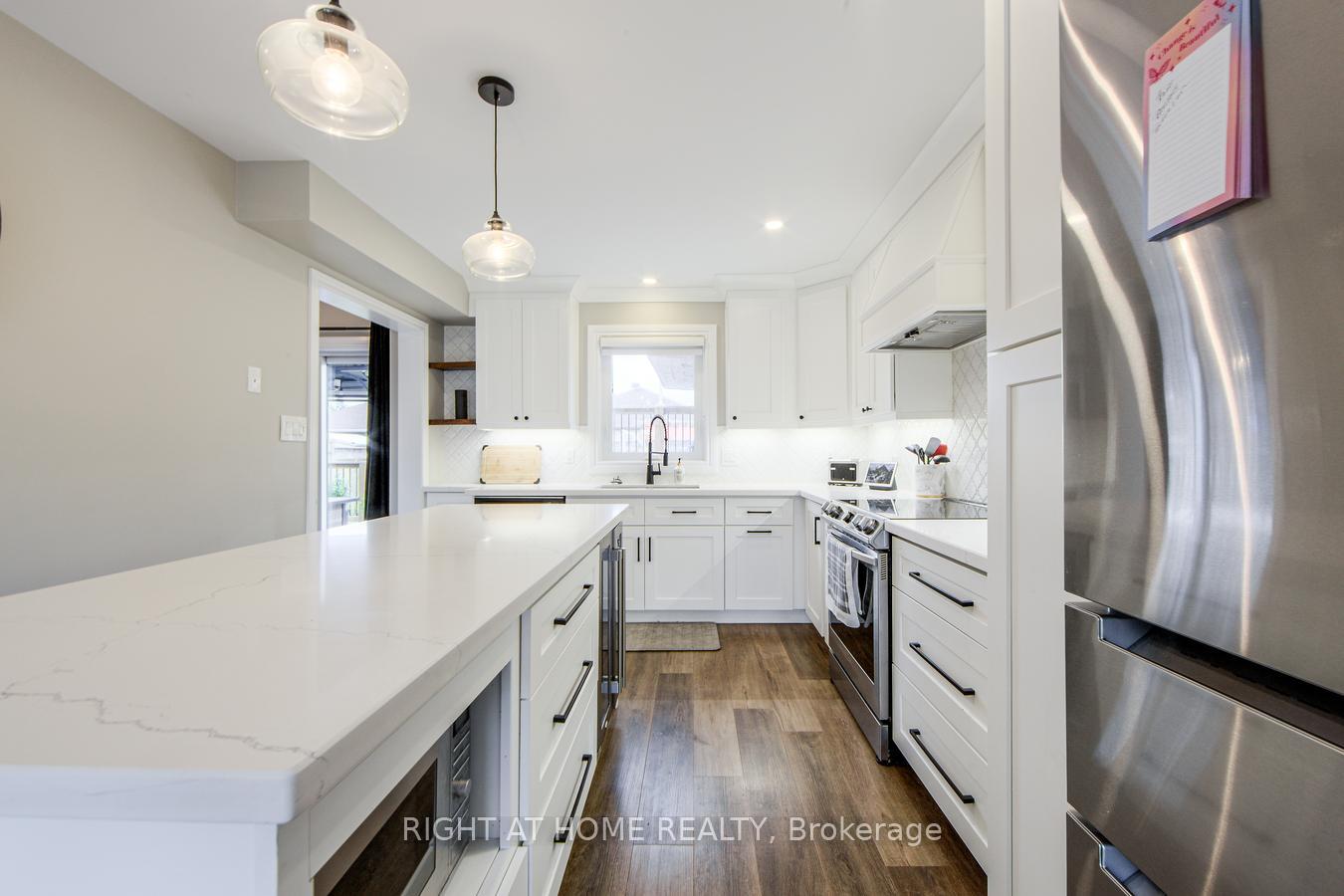 Photo 16 of 34 Lang Drive, Barrie, 400 West — HOMEH