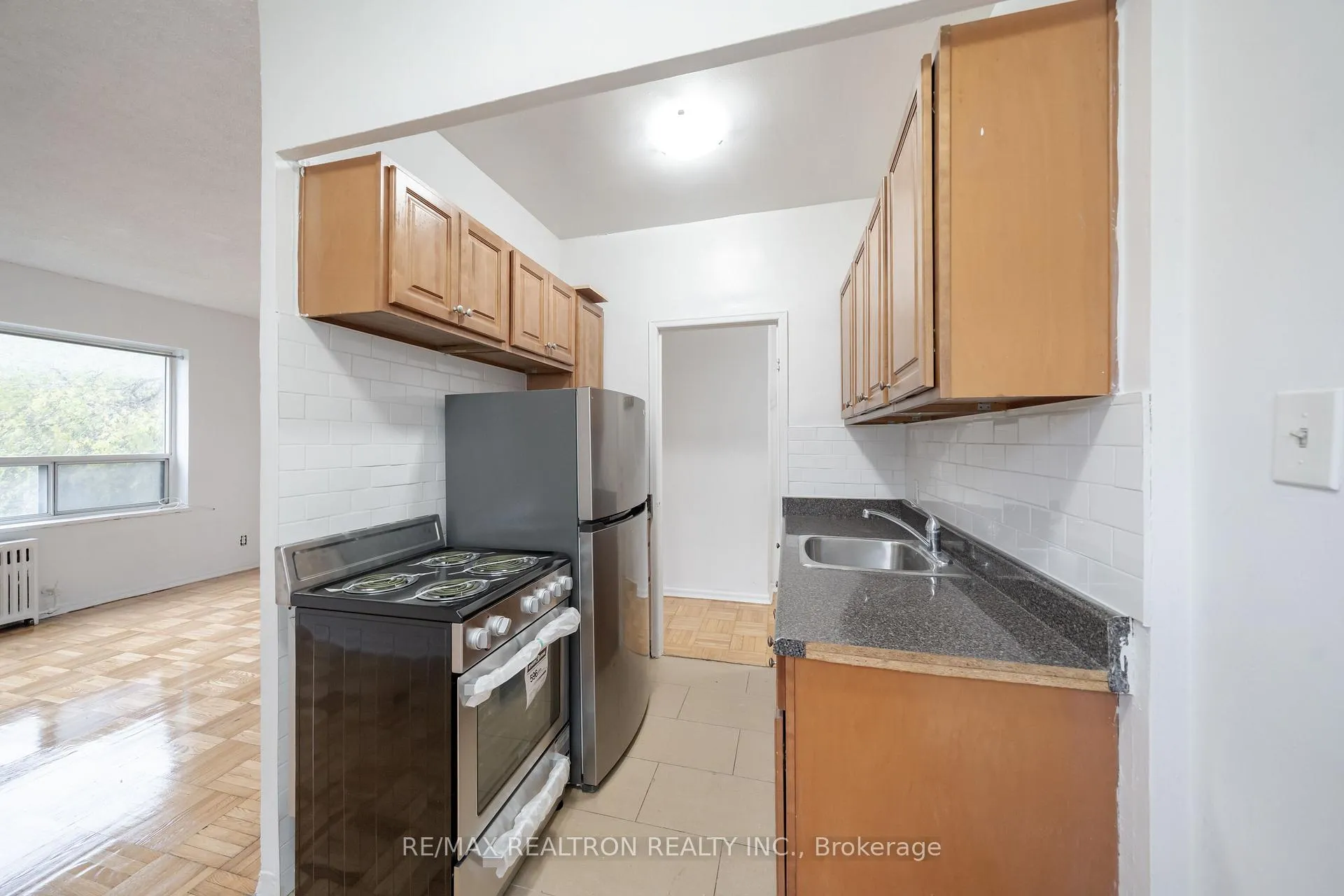 Photo 6 of Unit 8, 156 Kingston Road, Toronto, Woodbine Corridor — HOMEH