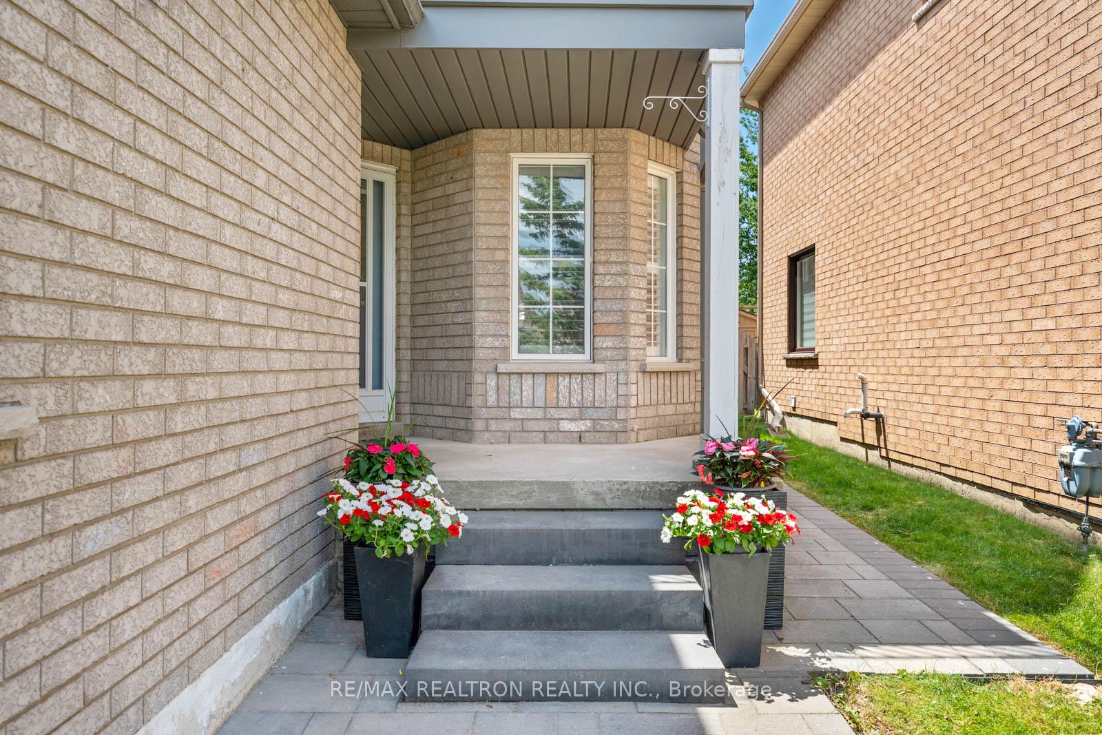 Photo 6 of 47 Coolspring Crescent, Caledon, Bolton East — HOMEH