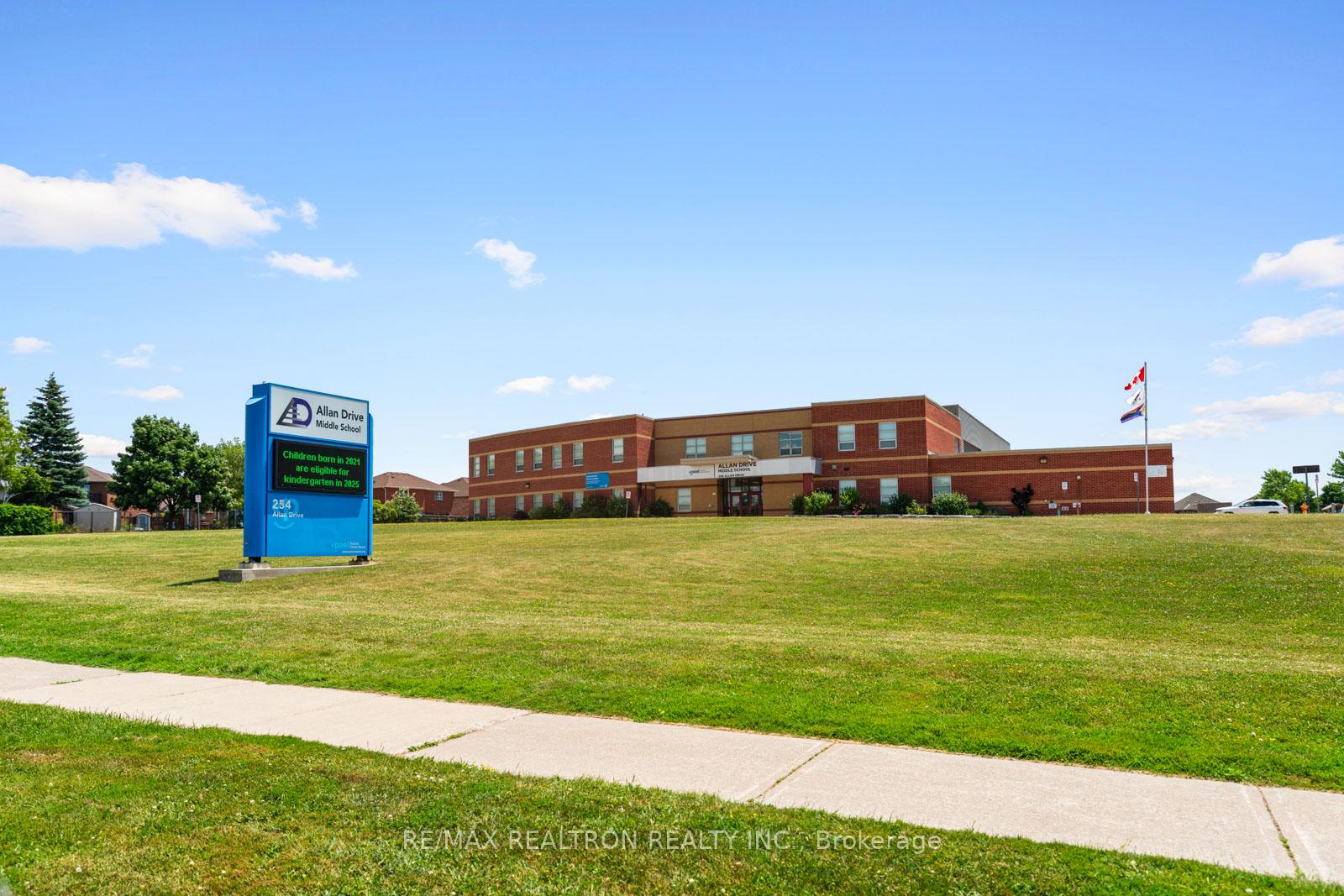 Photo 30 of 47 Coolspring Crescent, Caledon, Bolton East — HOMEH