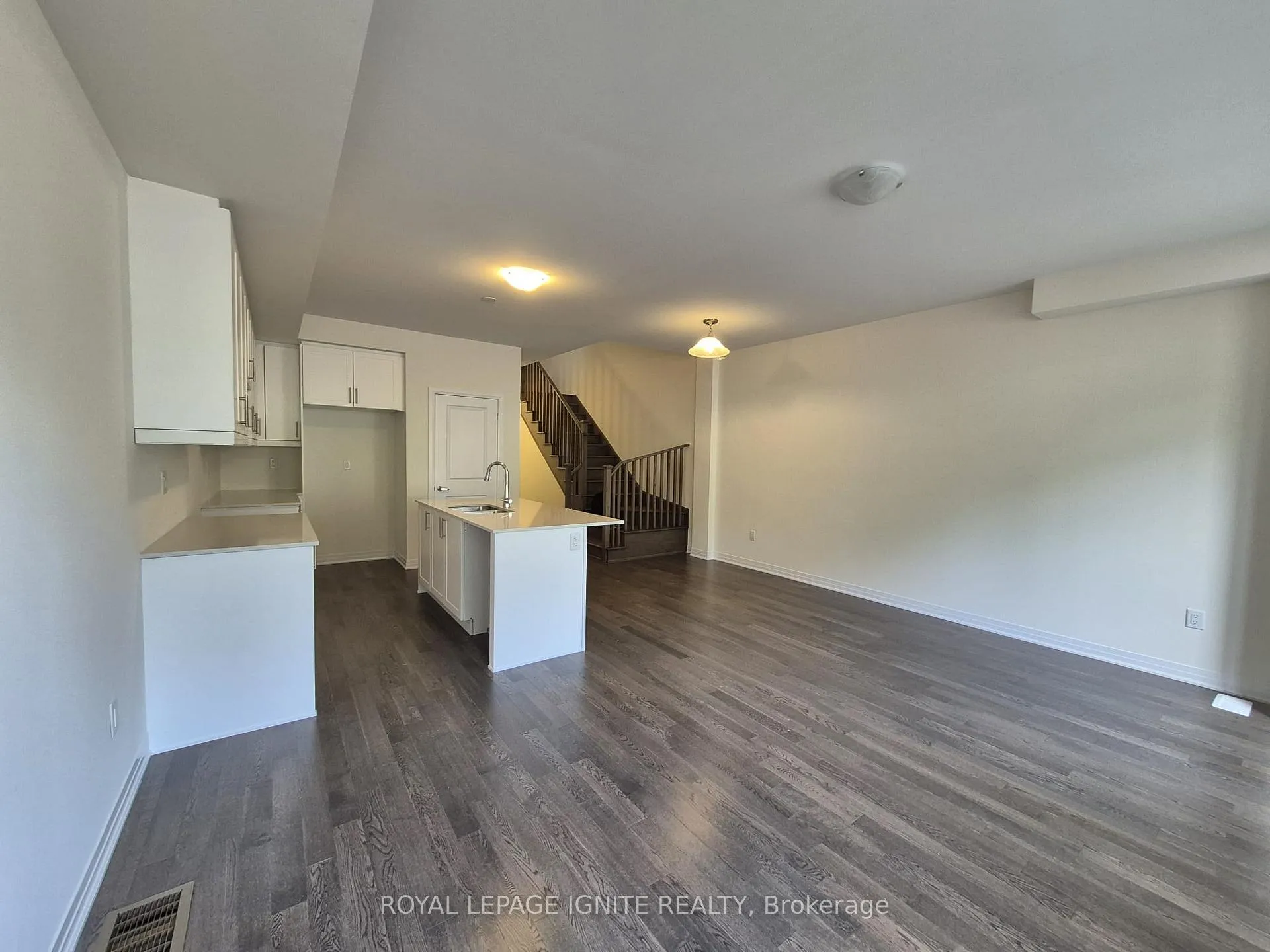 Photo 3 of 556 Hudson Crescent, Midland — HOMEH