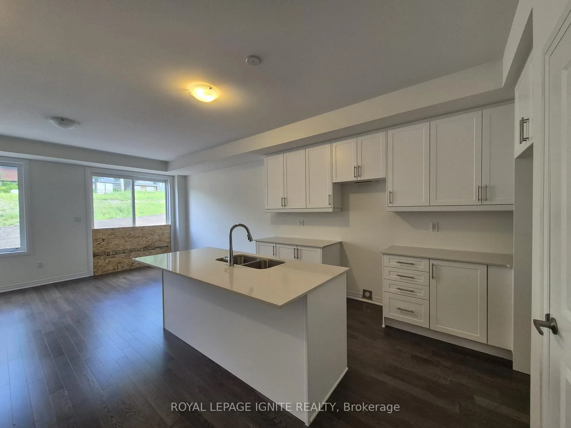 Photo 7 of 556 Hudson Crescent, Midland — HOMEH