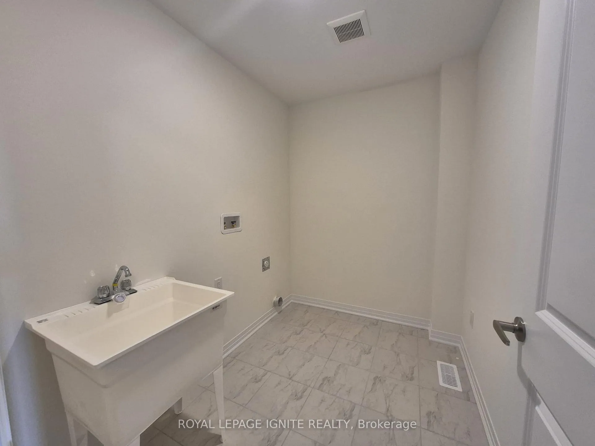 Photo 12 of 556 Hudson Crescent, Midland — HOMEH