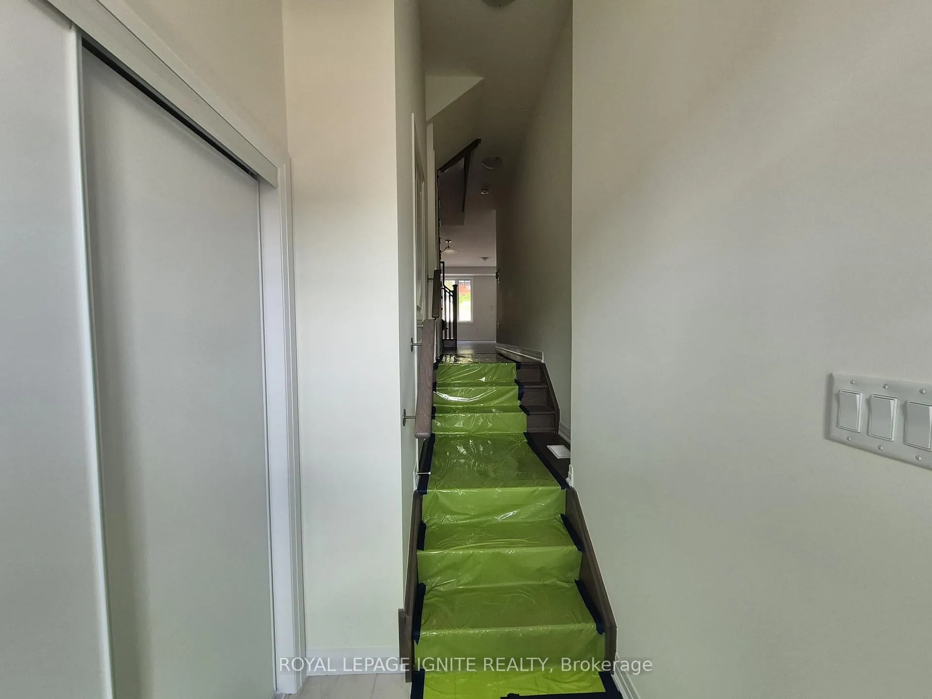 Photo 15 of 556 Hudson Crescent, Midland — HOMEH