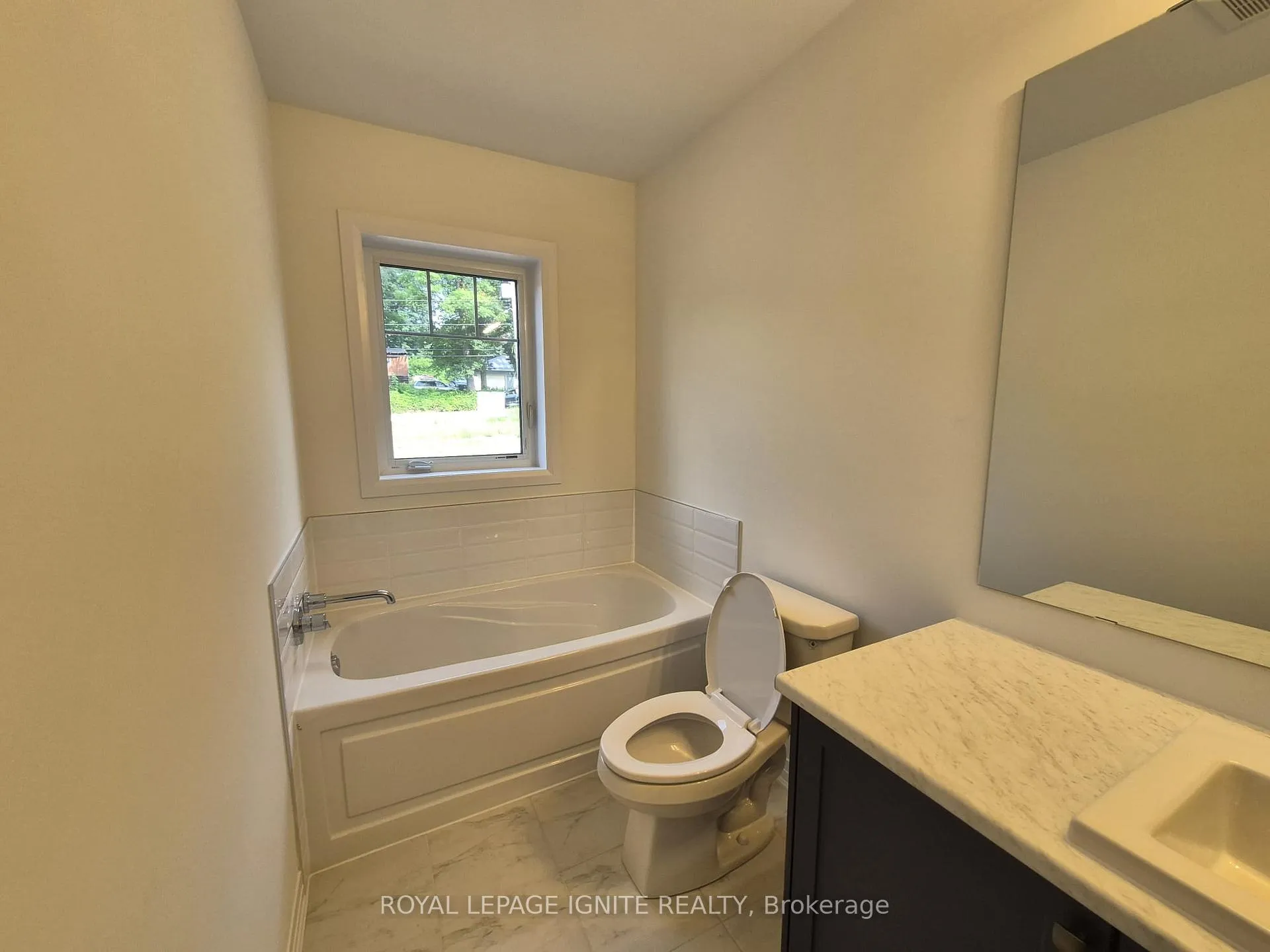 Photo 19 of 556 Hudson Crescent, Midland — HOMEH